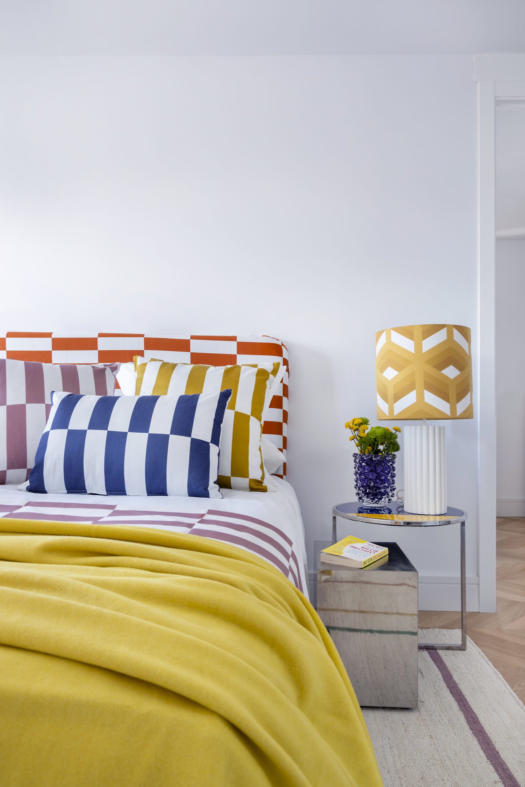 chambre blanche décoration en couleurs
