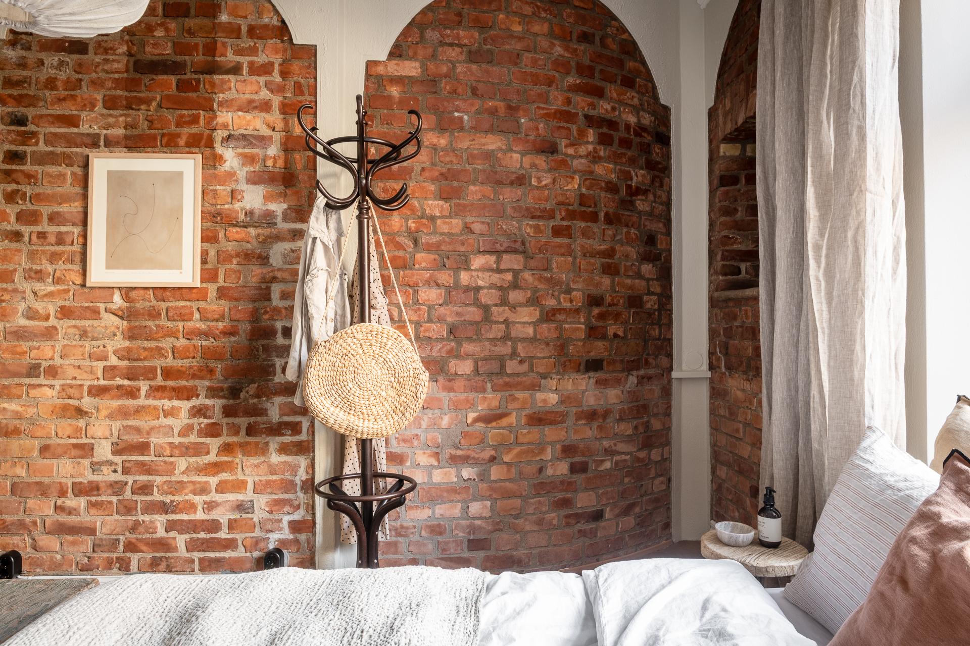 chambre murs de briques ancienne avec arches