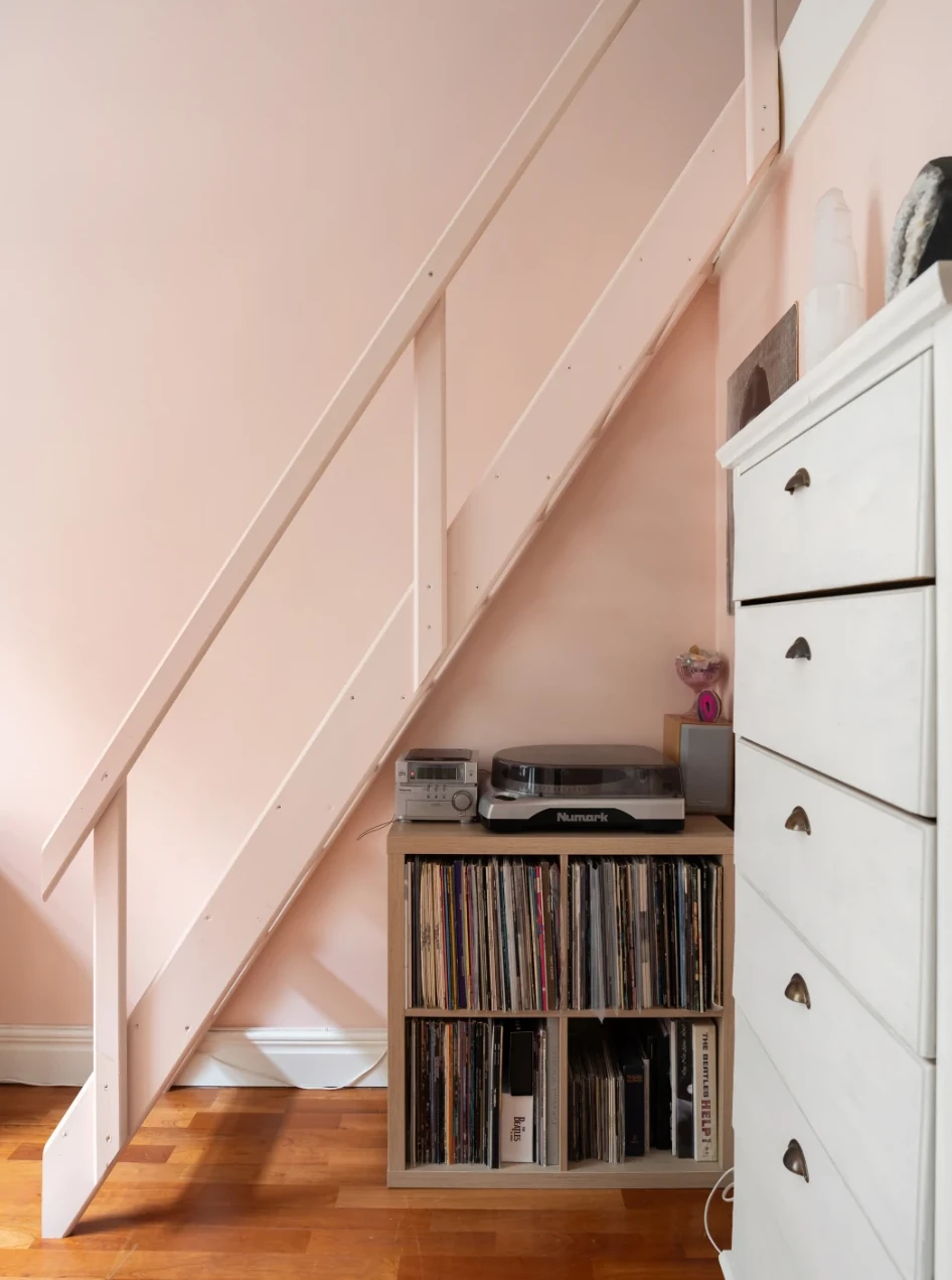 escalier pour mezzanine studio 34m2 décoration rose