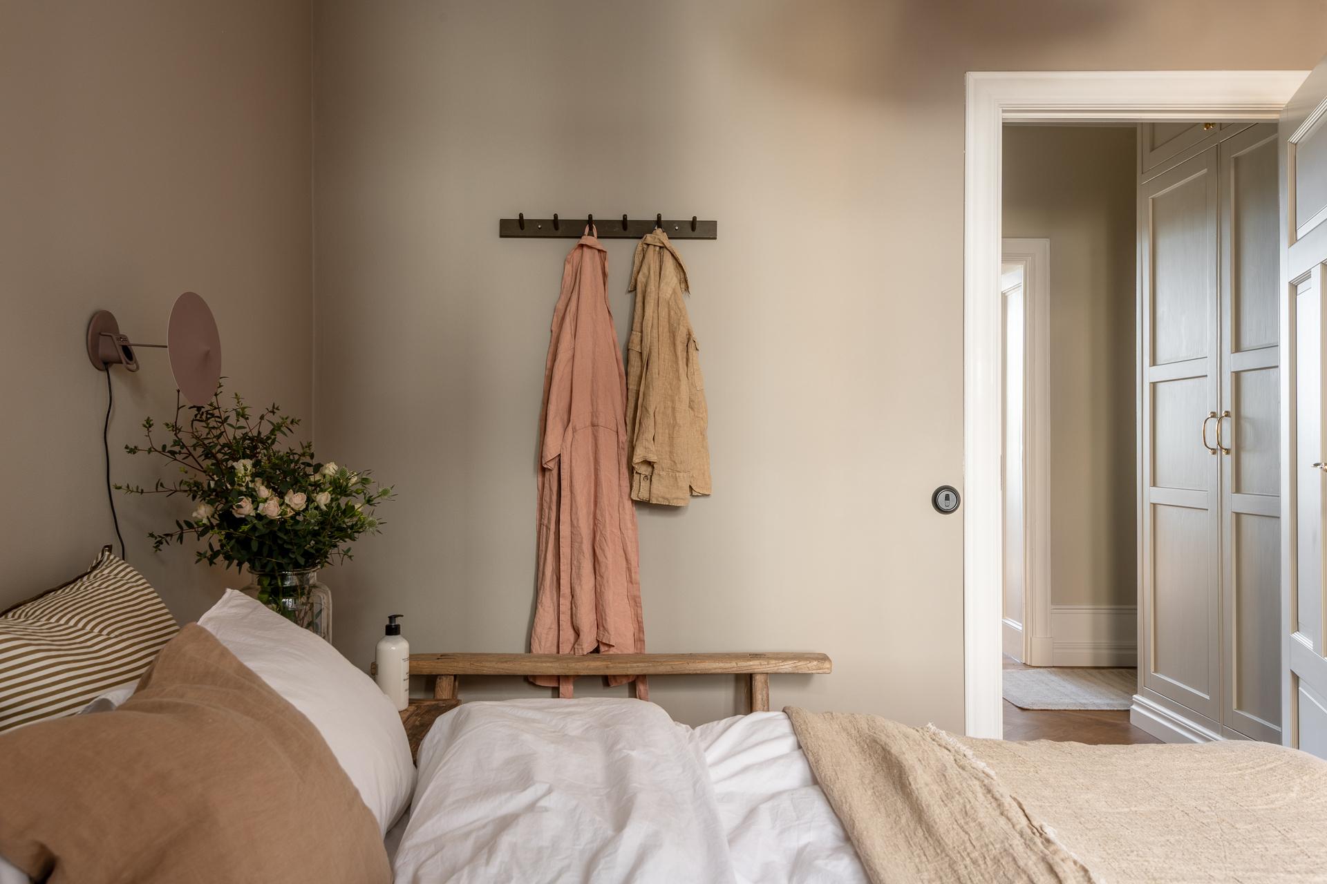 chambre murs beiges