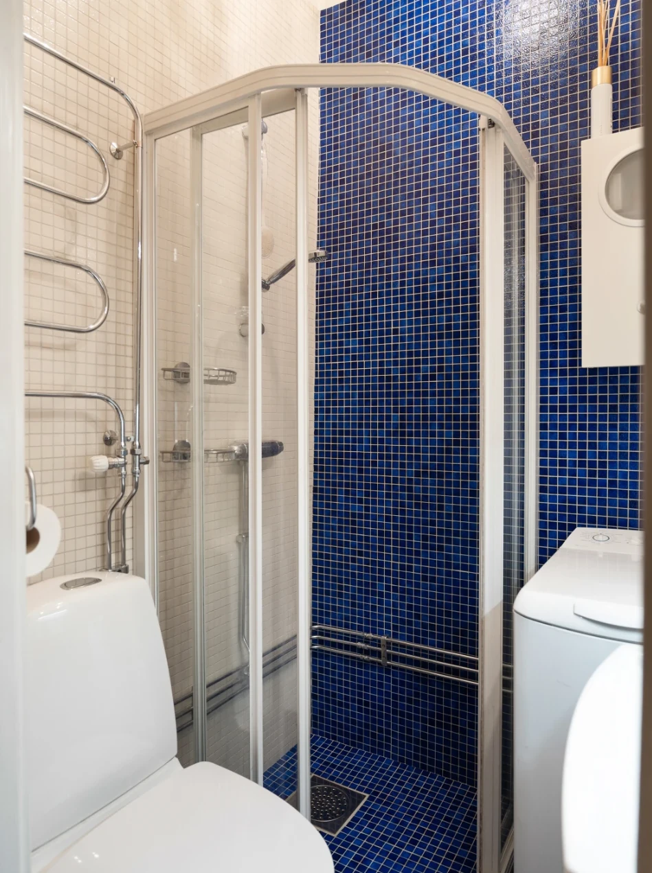 salle de bain blanche et bleue
