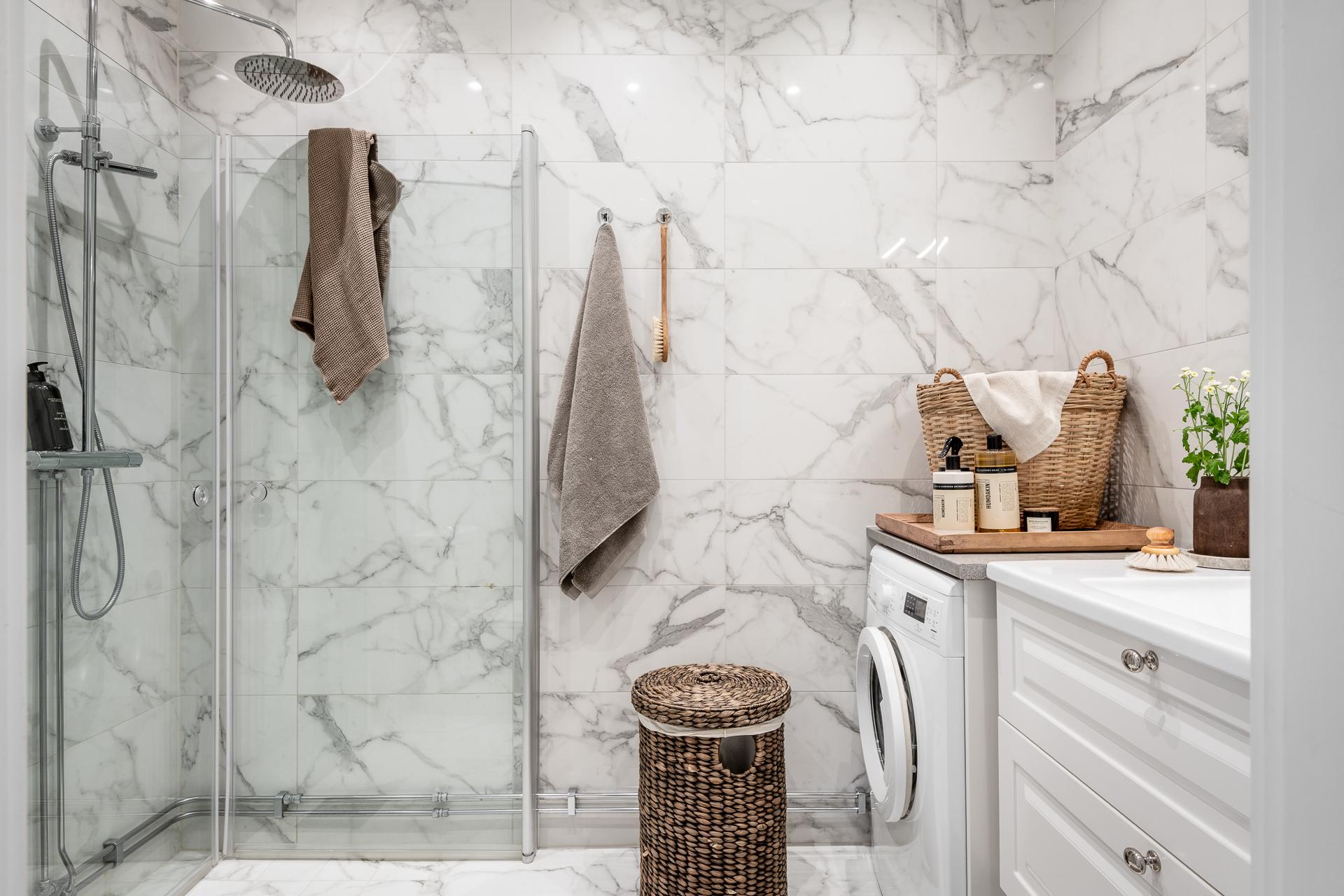 salle de bain marbre blanc