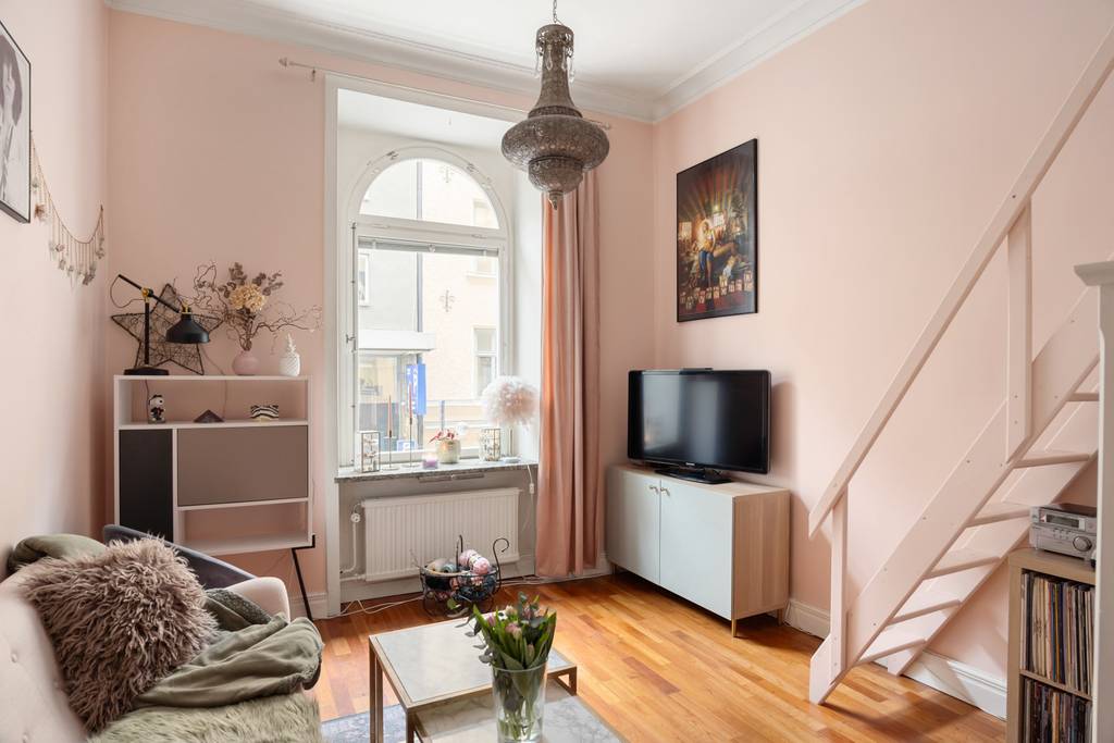 salon avec mezzanine studio 34m2 décoration rose