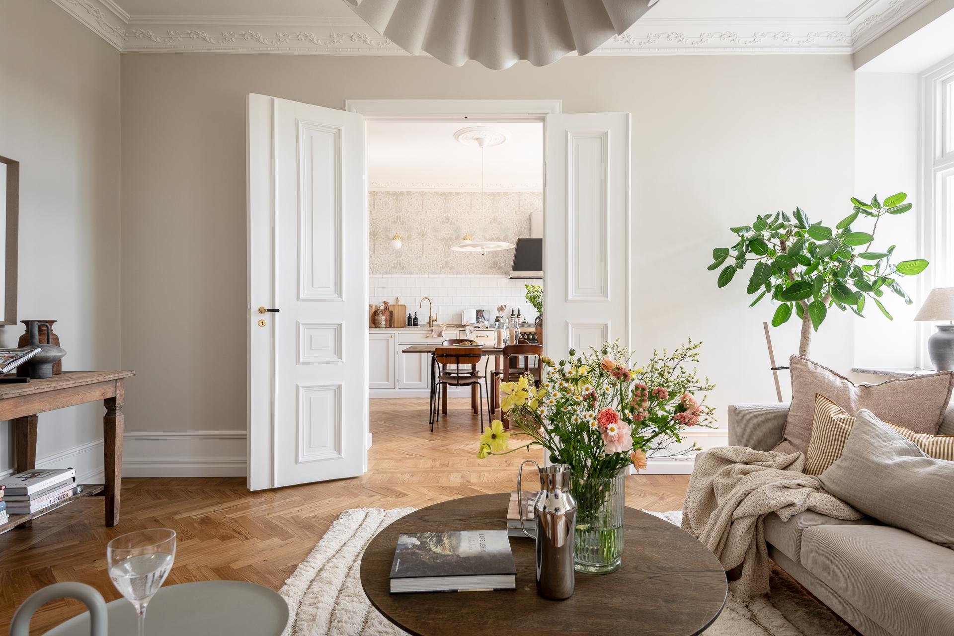 salon avec moulures décoration scandinave