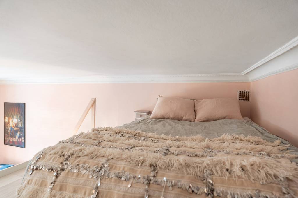 mezzanine studio 34m2 décoration rose