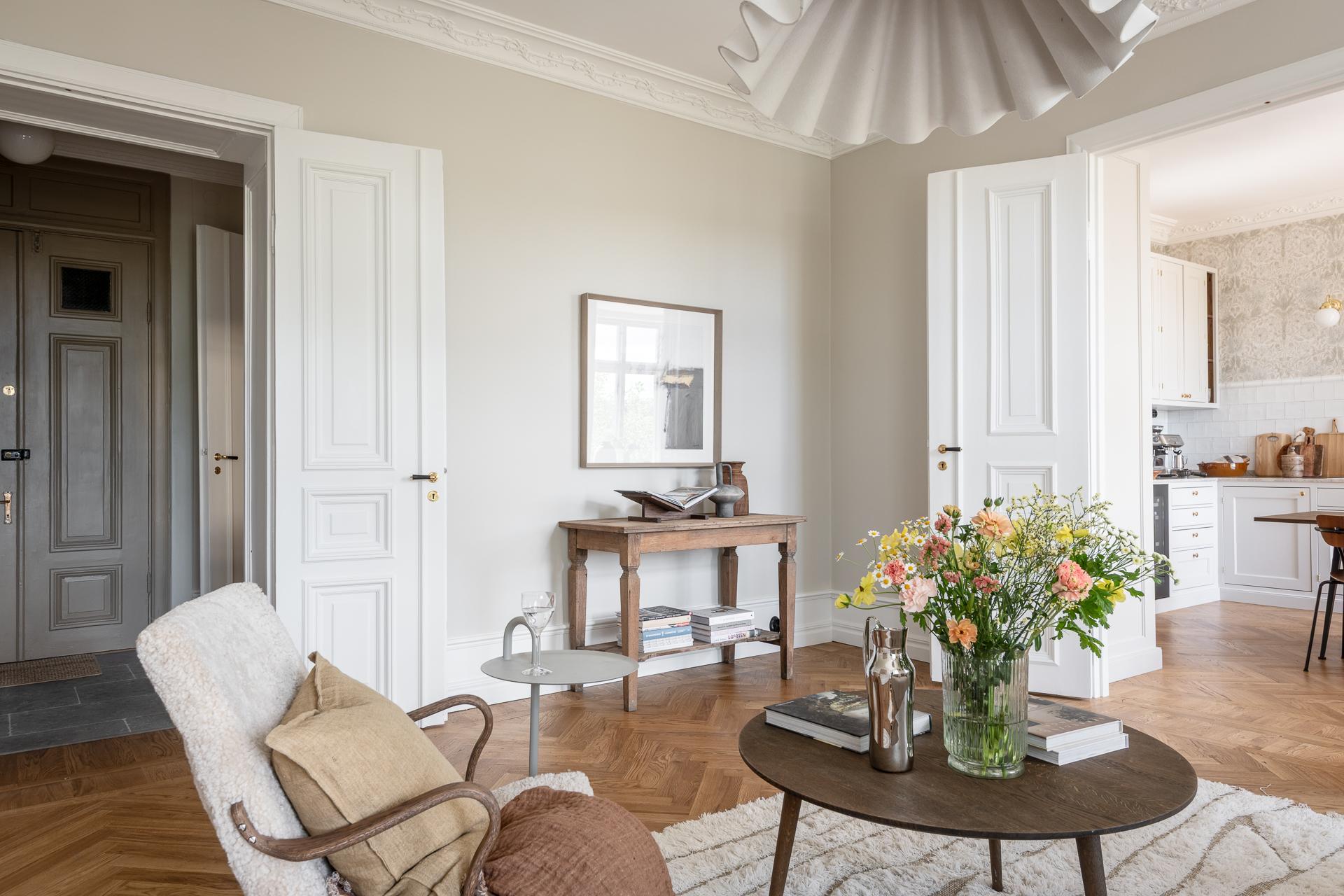 salon avec moulures décoration scandinave