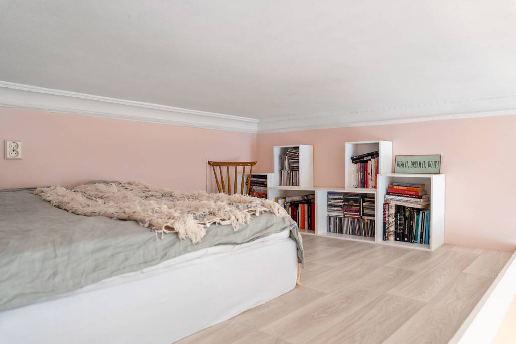 mezzanine studio 34m2 décoration rose