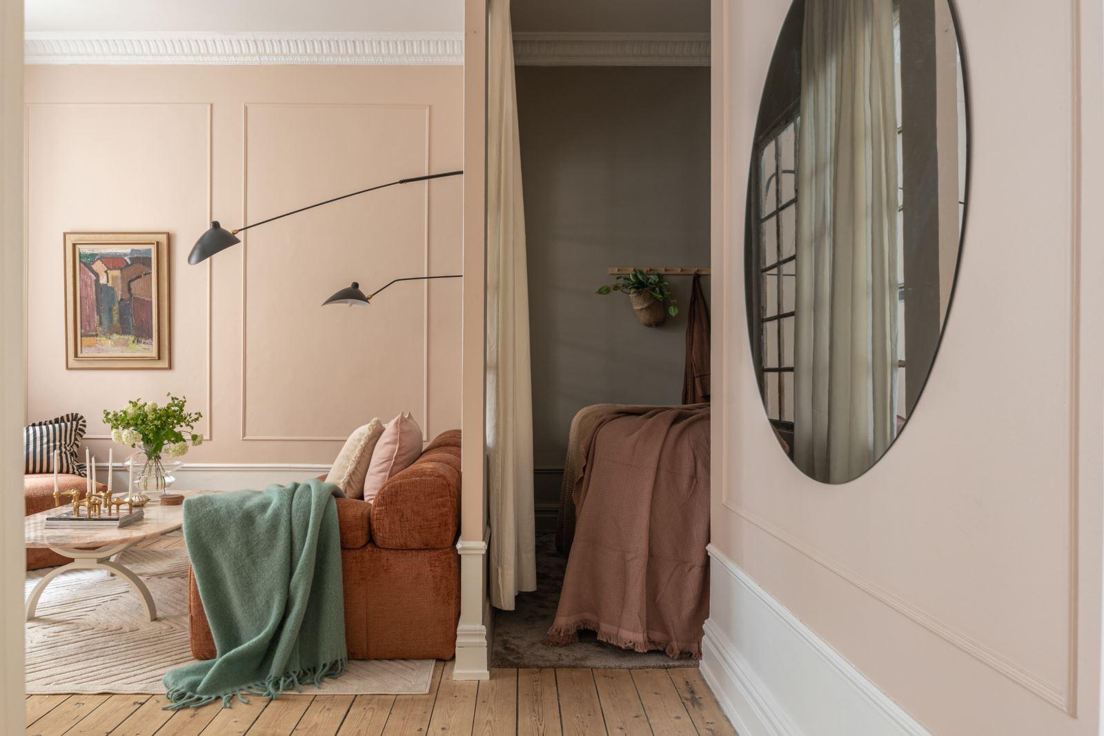salon mur terracotta appartement 43m2 et chambre verte