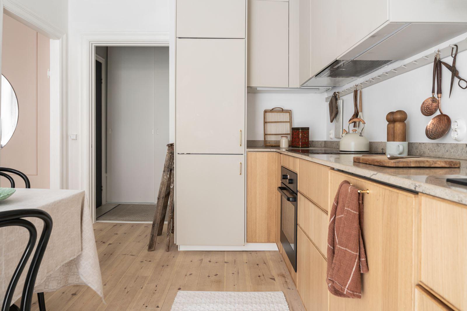 cuisine design bois avec coin repas