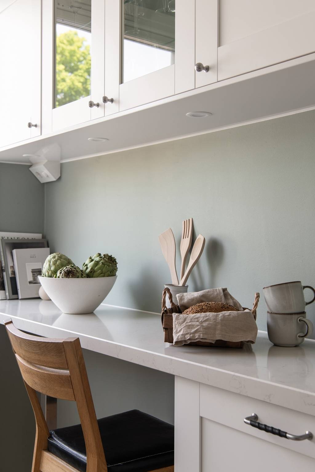 cuisine blanche avec espace bureau deux-pièces 39m2 décoration scandinave cuisine blanche avec espace bureau deux-pièces 39m2 décoration scandinave
