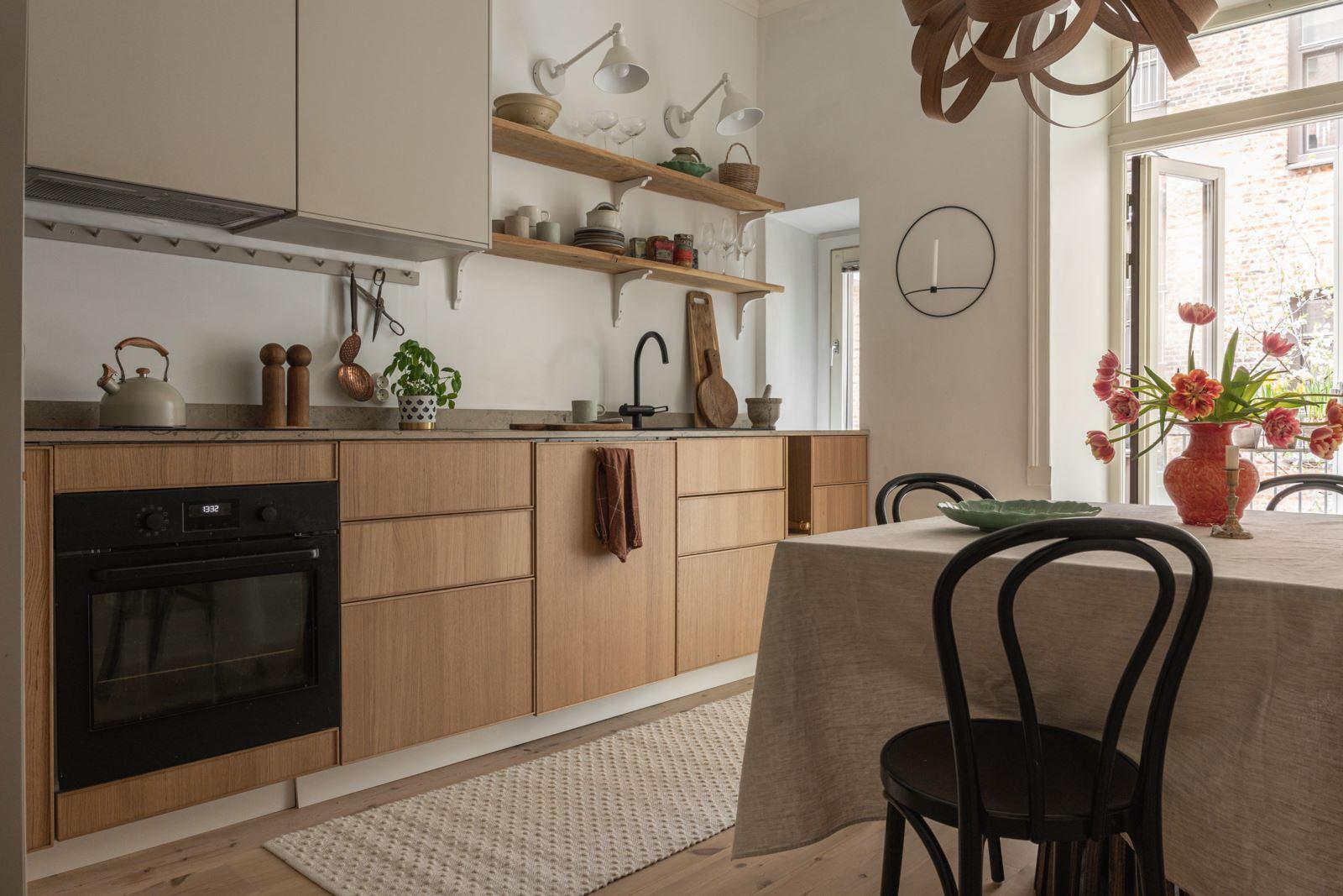 cuisine design bois avec coin repas