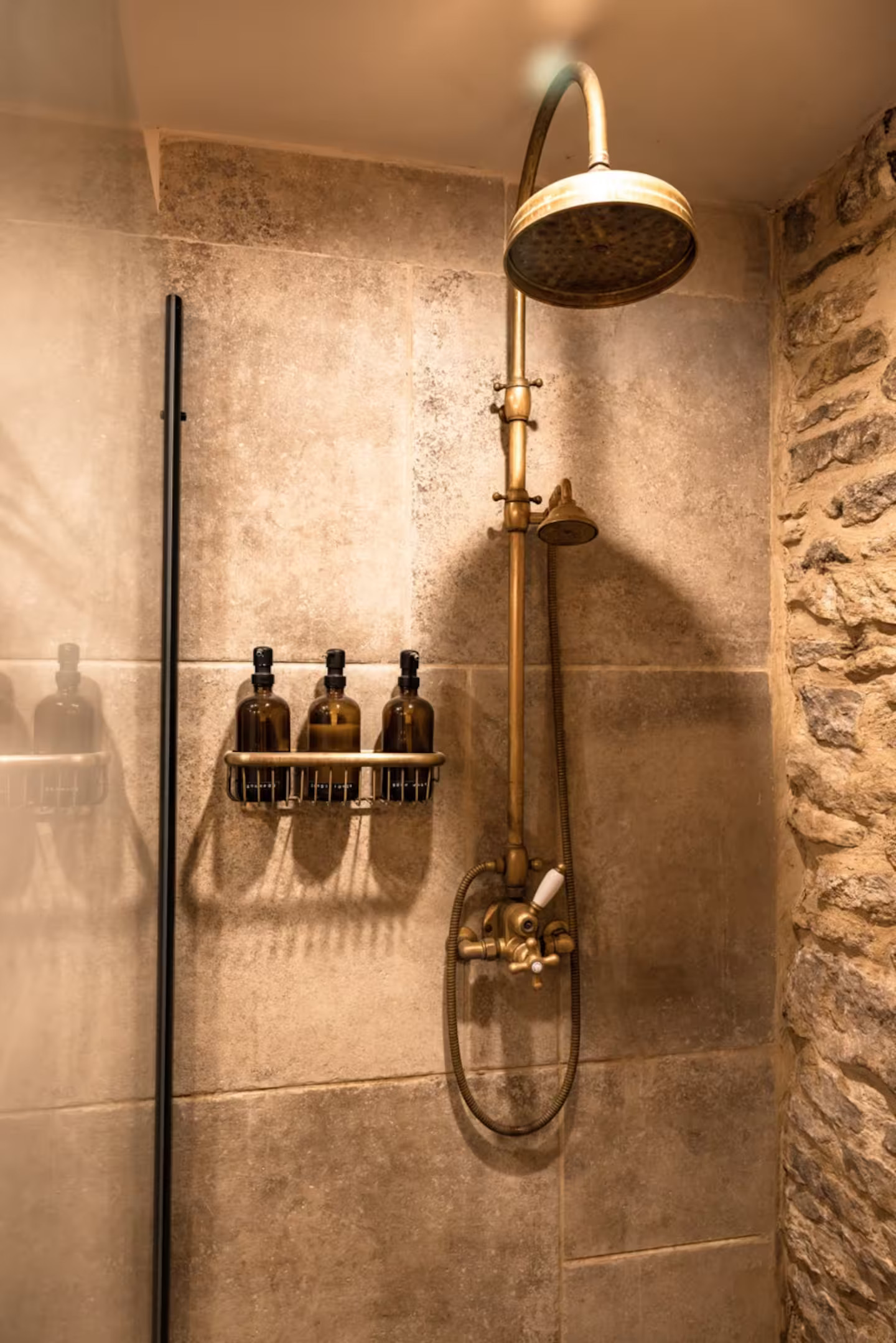 douche murs vieilles pierres