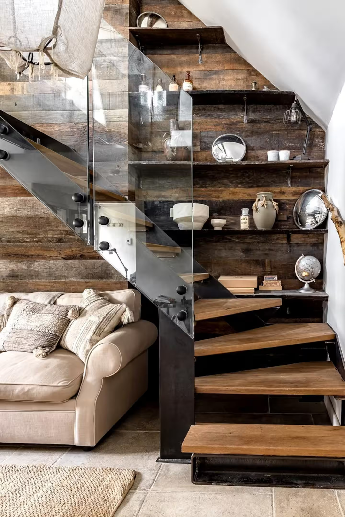 escalier contemporain dans salon cottage classique dans les Cotswolds Beauport Cottage
