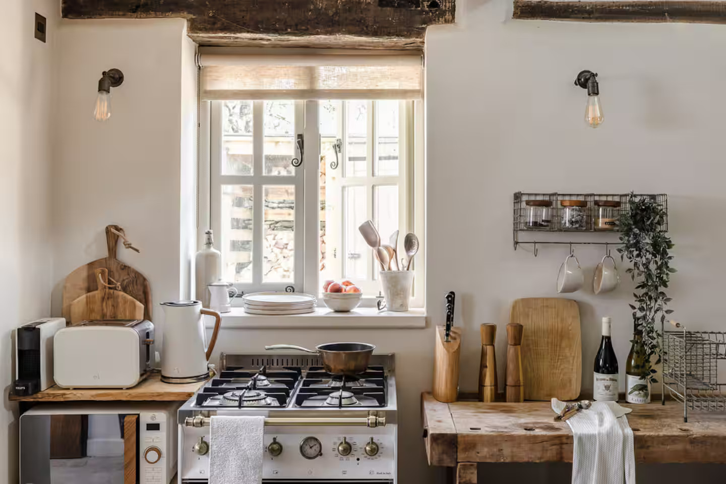 cuisine ouverte avec établi ancien cottage classique dans les Cotswolds Beauport Cottage