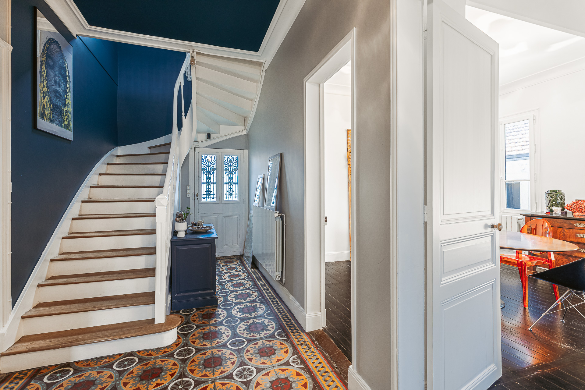 entrée carreaux de ciment décoration contemporaine photo: © Espaces Atypiques La Rochelle