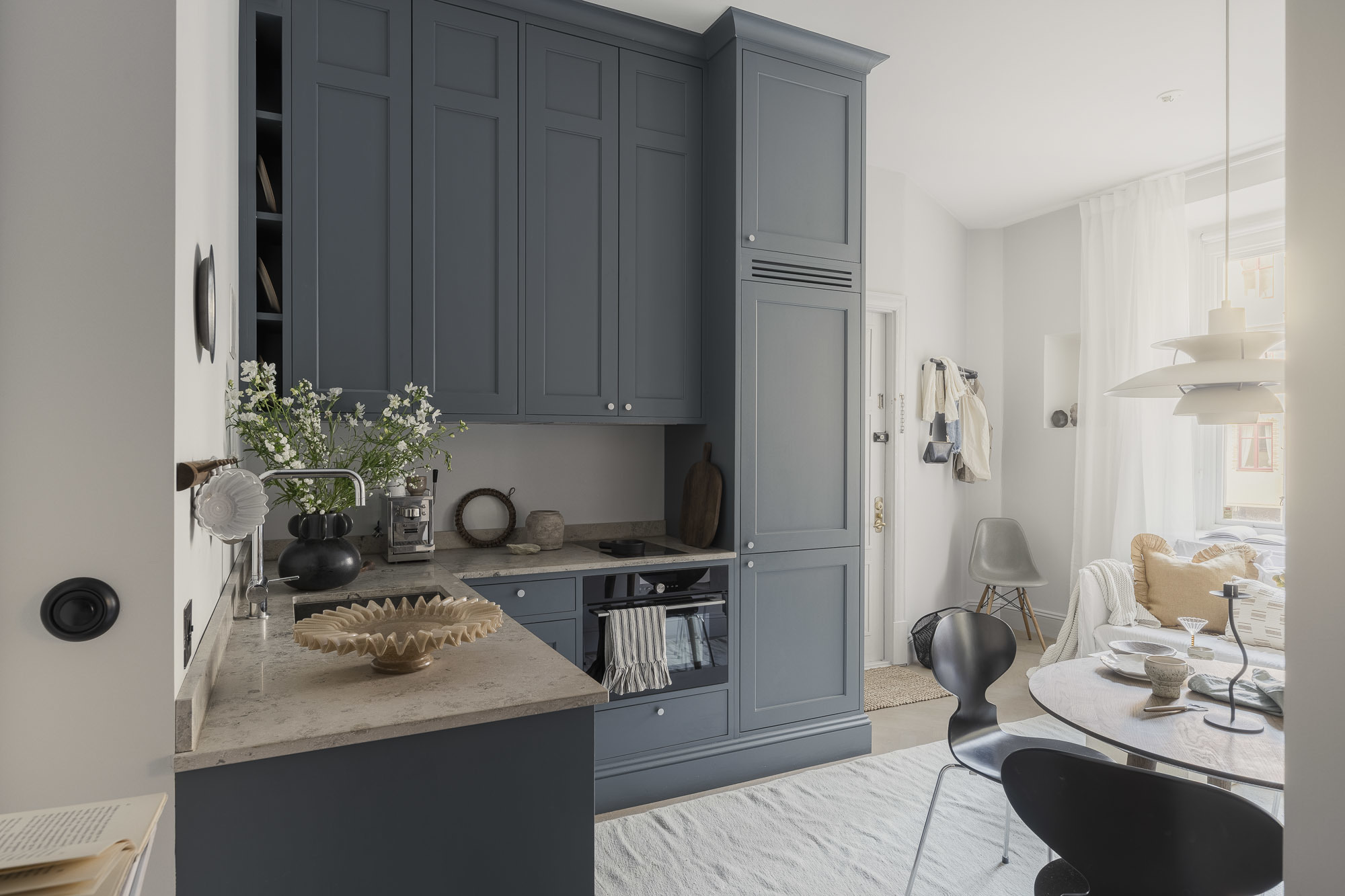 cuisine ouverte bleue studio 33m2 décoration scandinave cuisine ouverte bleue studio 33m2 décoration scandinave
