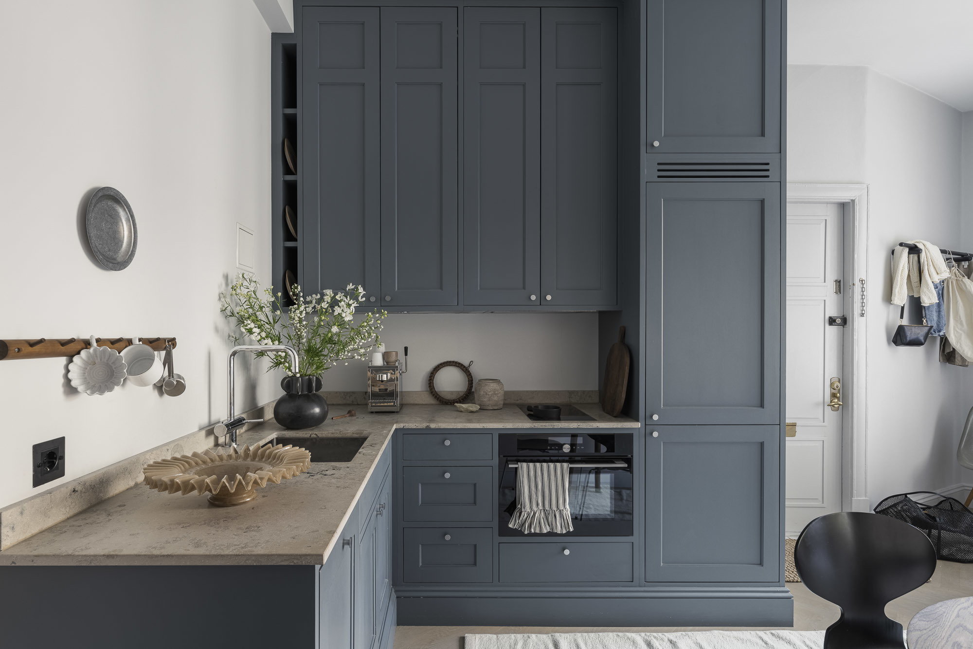 cuisine ouverte bleue studio 33m2 décoration scandinave cuisine ouverte bleue studio 33m2 décoration scandinave