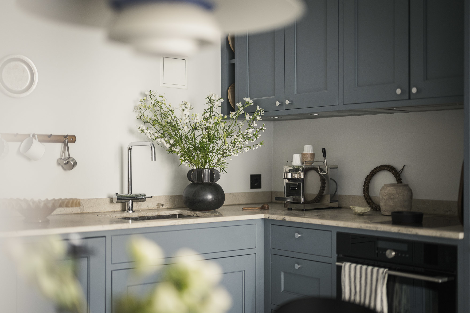 cuisine ouverte bleue studio 33m2 décoration scandinave cuisine ouverte bleue studio 33m2 décoration scandinave
