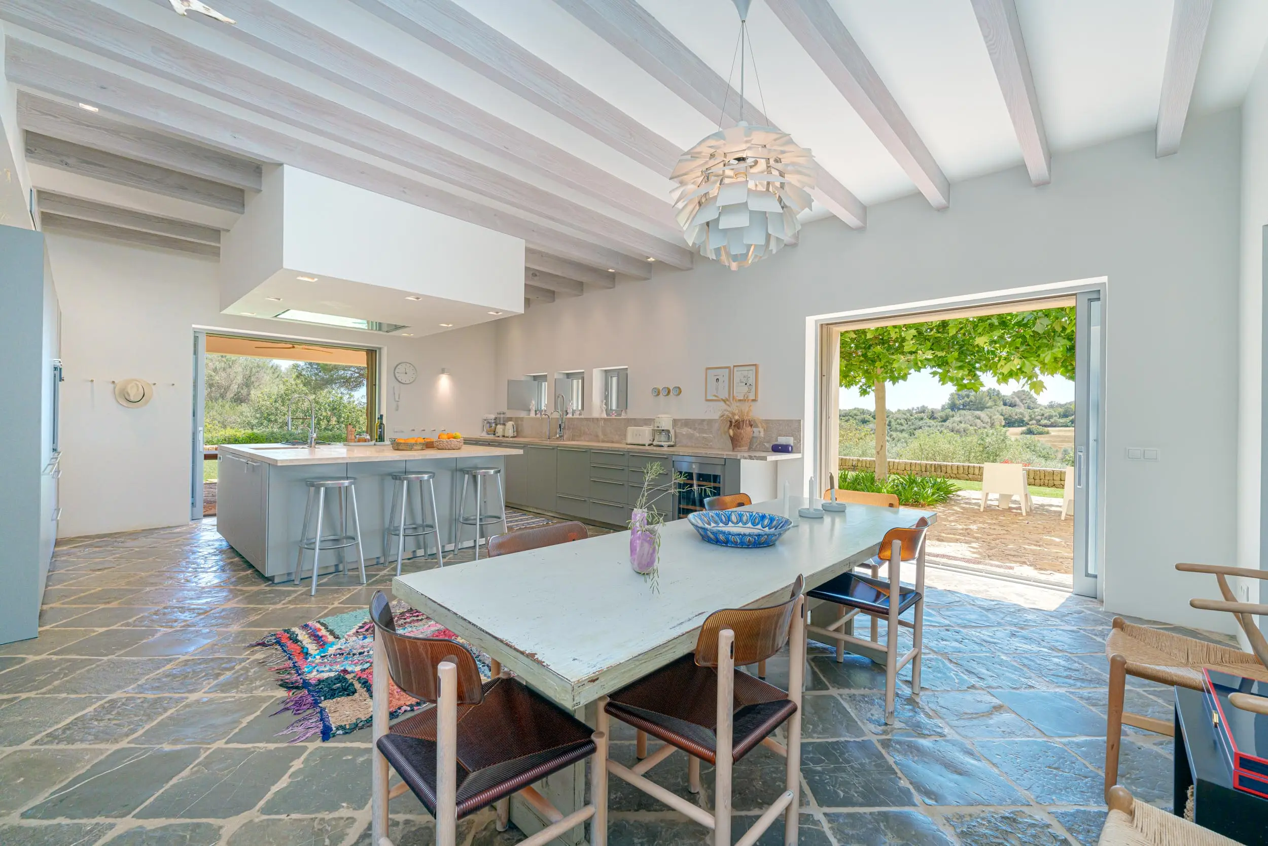 cuisine avec poutres blanches décoration contemporaine maison Majorque Finca Son Moro cuisine avec poutres blanches décoration contemporaine maison Majorque Finca Son Moro