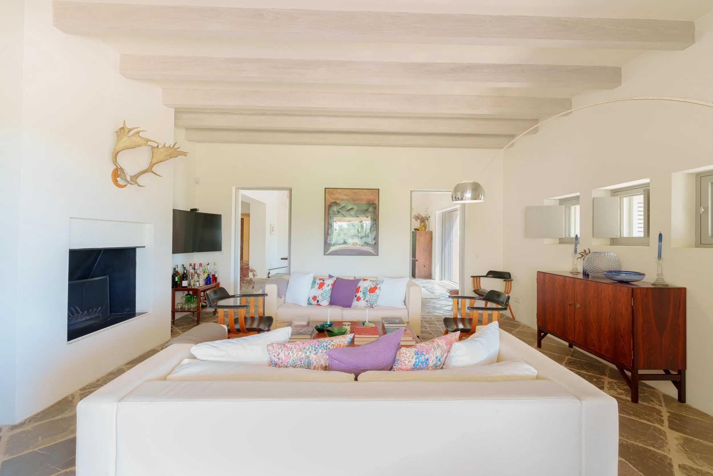 salon avec poutres blanches décoration contemporaine maison Majorque Finca Son Moro salon avec poutres blanches décoration contemporaine maison Majorque Finca Son Moro