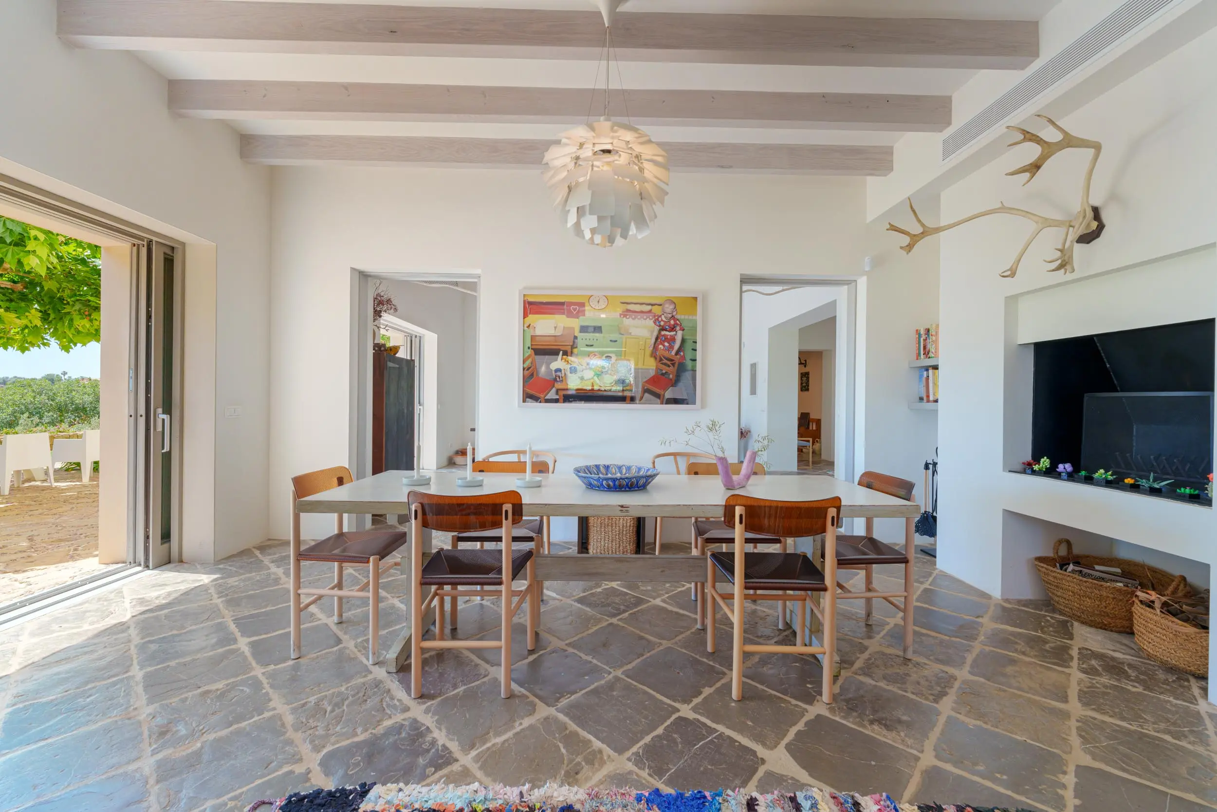 salle à manger avec poutres blanches décoration contemporaine maison Majorque Finca Son Moro salle à manger avec poutres blanches décoration contemporaine maison Majorque Finca Son Moro