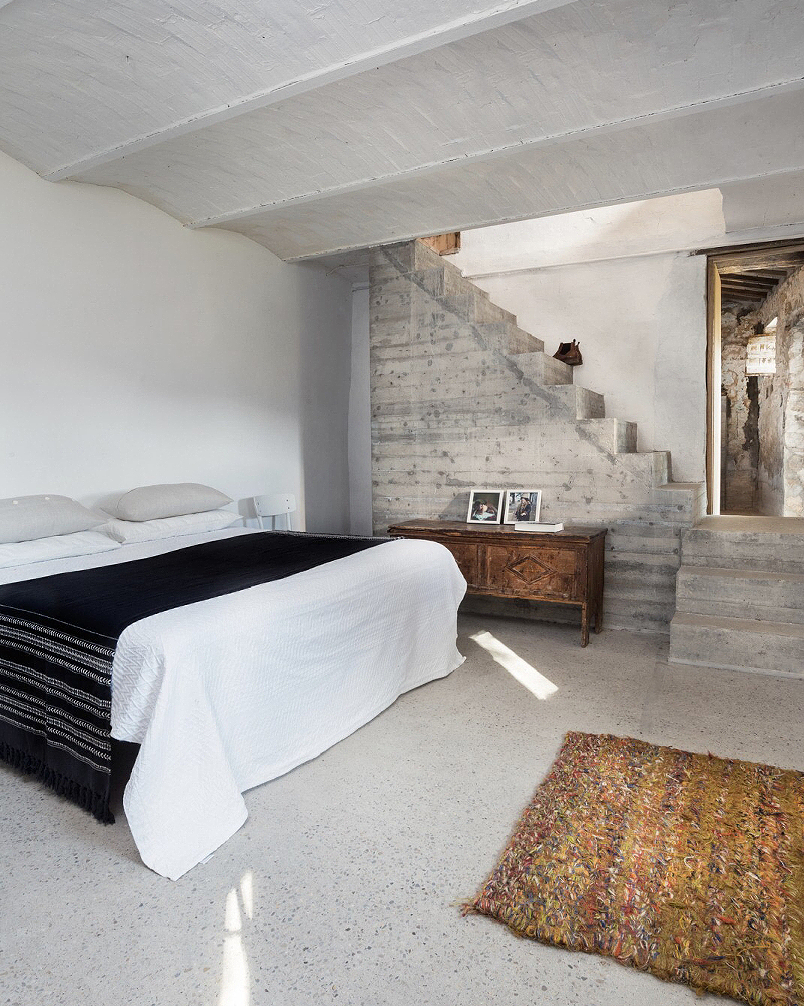 chambre avec escalier béton décoration rustique chic maison ancienne en pierres chambre avec escalier béton décoration rustique chic maison ancienne en pierres