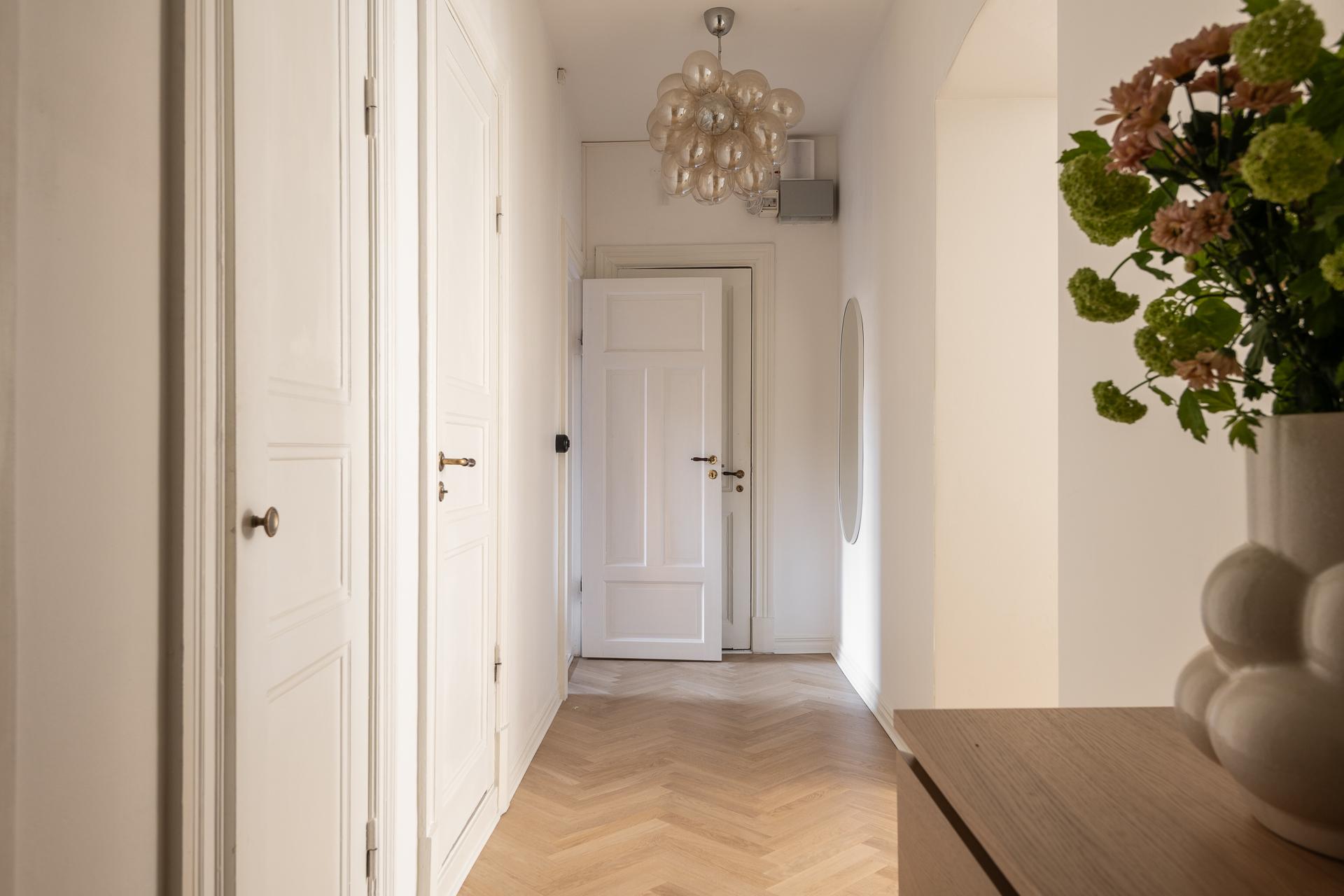 entrée avec parquet à chevrons