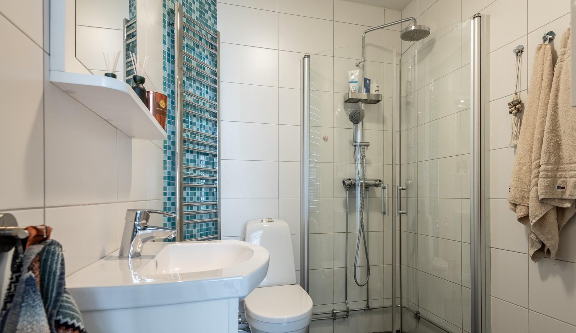 salle de bain blanche et bleue