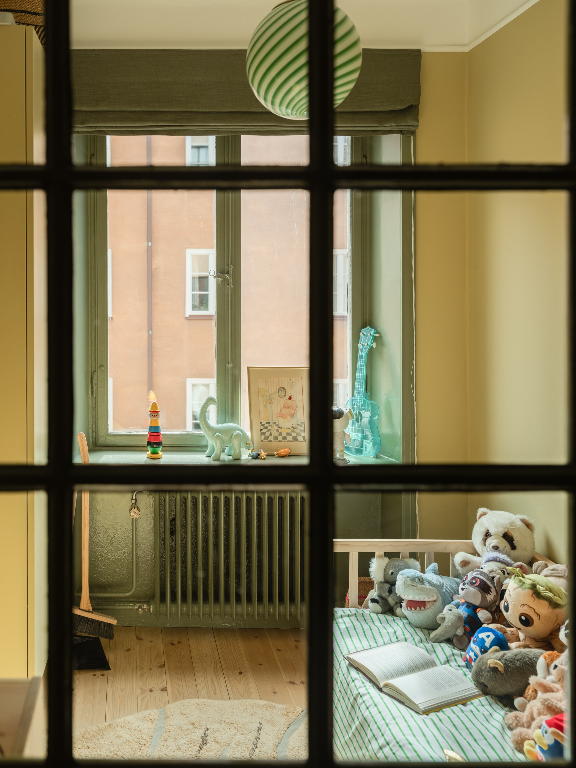 chambre enfant murs jaunes avec fenêtre intérieure chambre enfant murs jaunes avec fenêtre intérieure