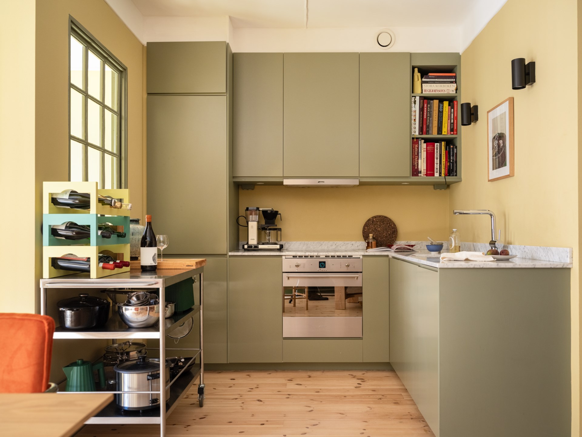 cuisine ouverte vert sauge murs jaune décoration vintage appartement 64m2 cuisine ouverte vert sauge murs jaune décoration vintage appartement 64m2