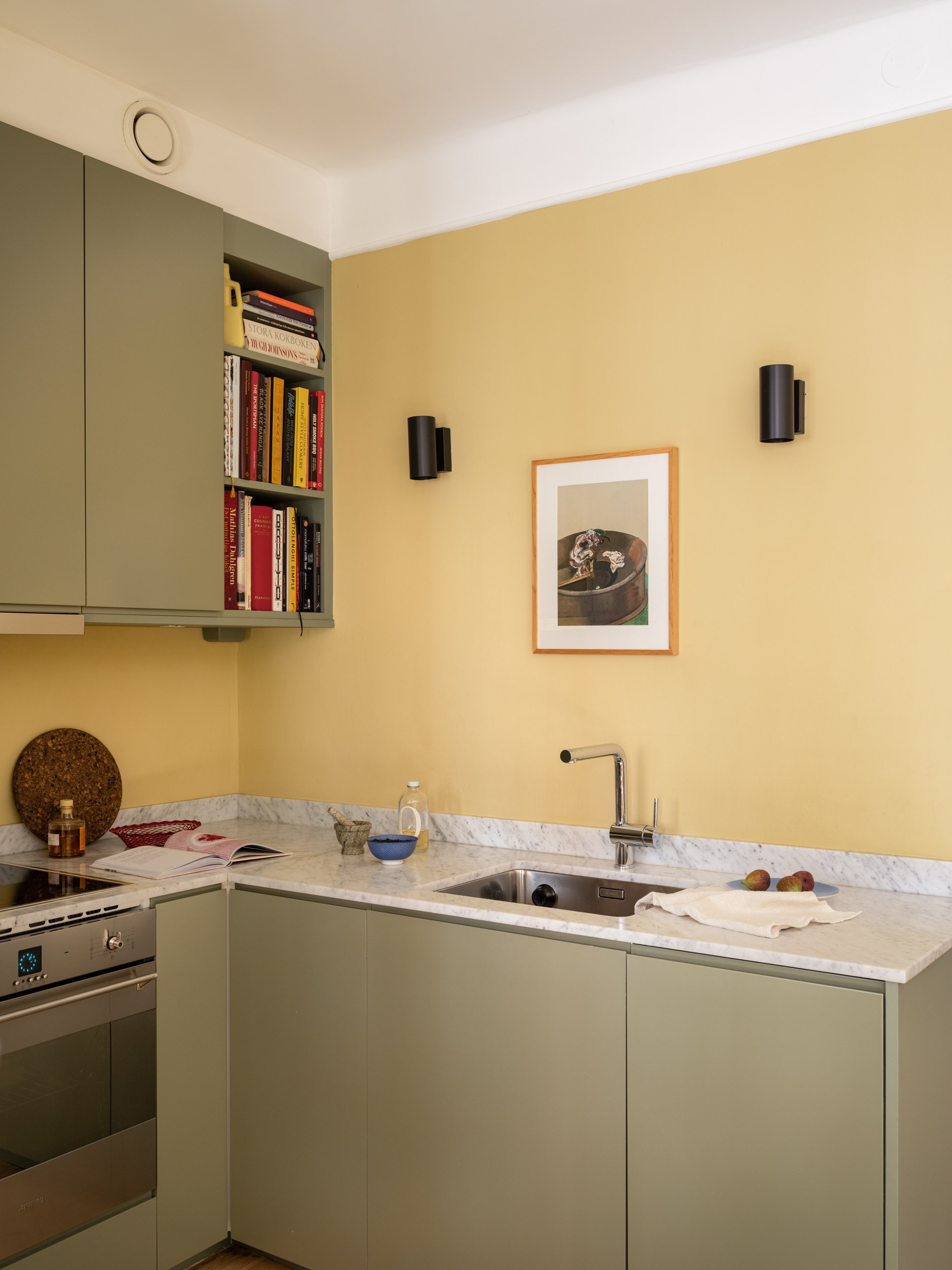 cuisine ouverte vert sauge murs jaune décoration vintage appartement 64m2 cuisine ouverte vert sauge murs jaune décoration vintage appartement 64m2