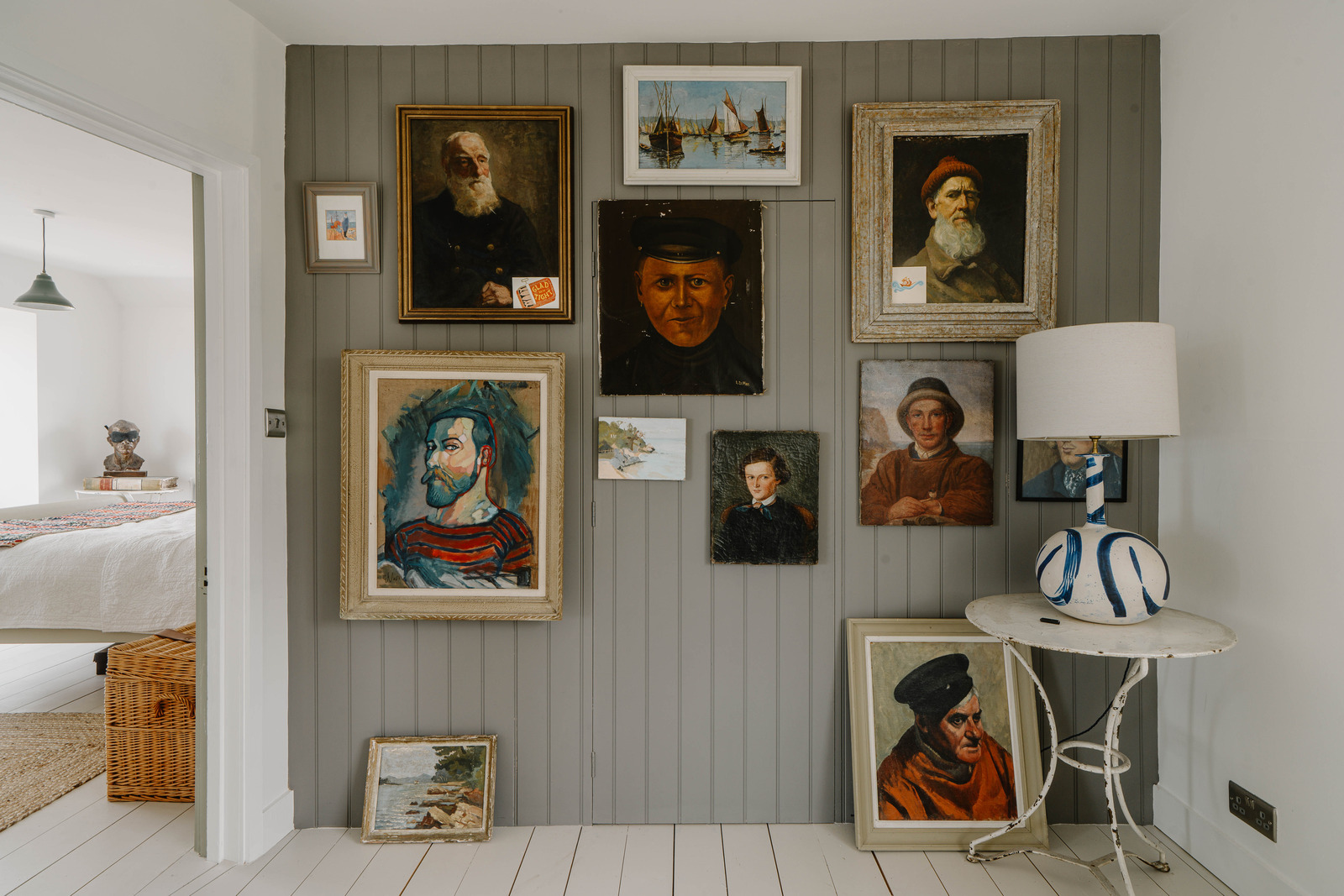 couloir avec tableaux classiques couloir avec tableaux classiques