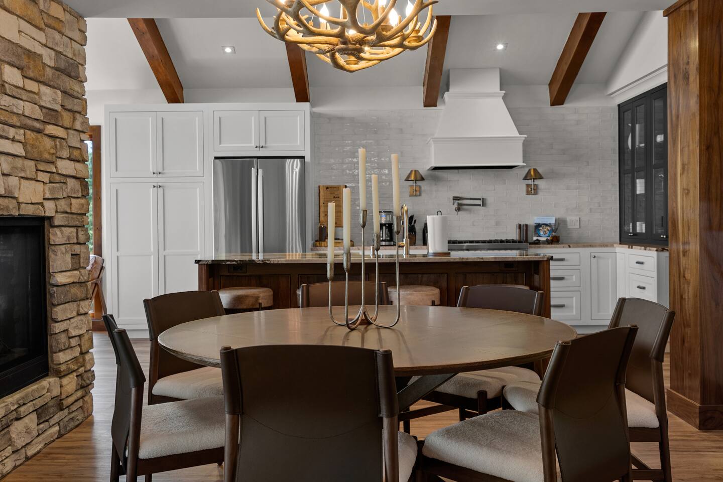 salle à manger et cuisine avec poutres décoration contemporaine maison en bois salle à manger et cuisine avec poutres décoration contemporaine maison en bois