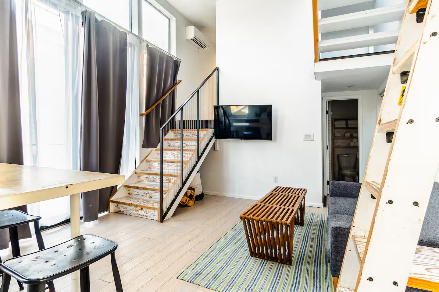 salon avec chambre loft sur mezzanine maison San Diego