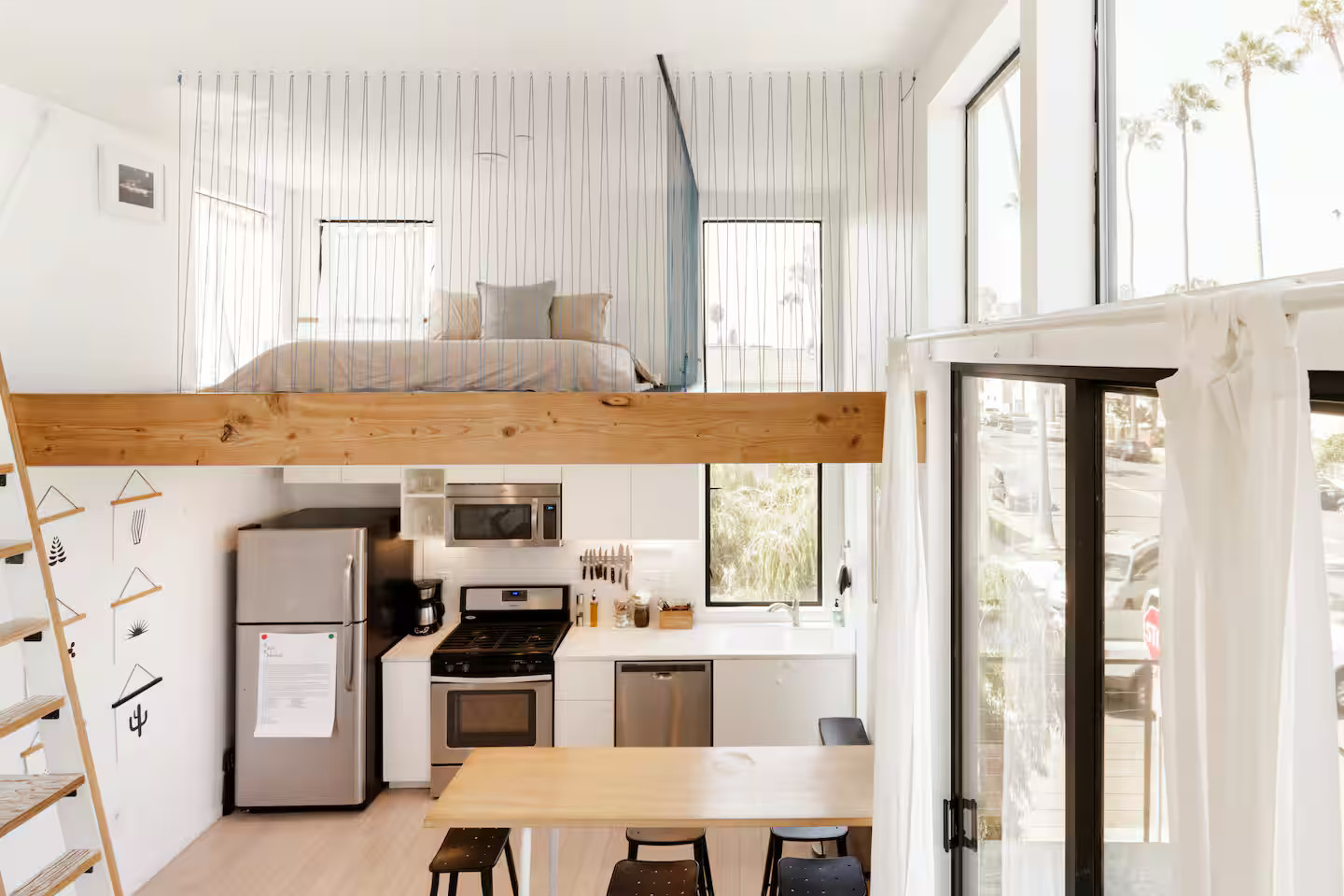 salon avec chambre loft sur mezzanine maison San Diego