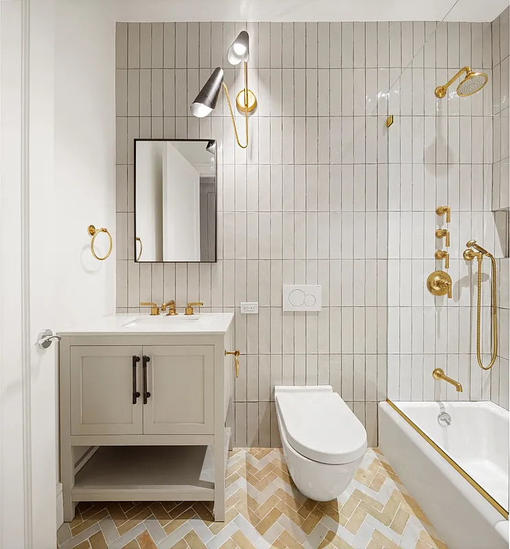 salle de bain moderne avec baignoire
