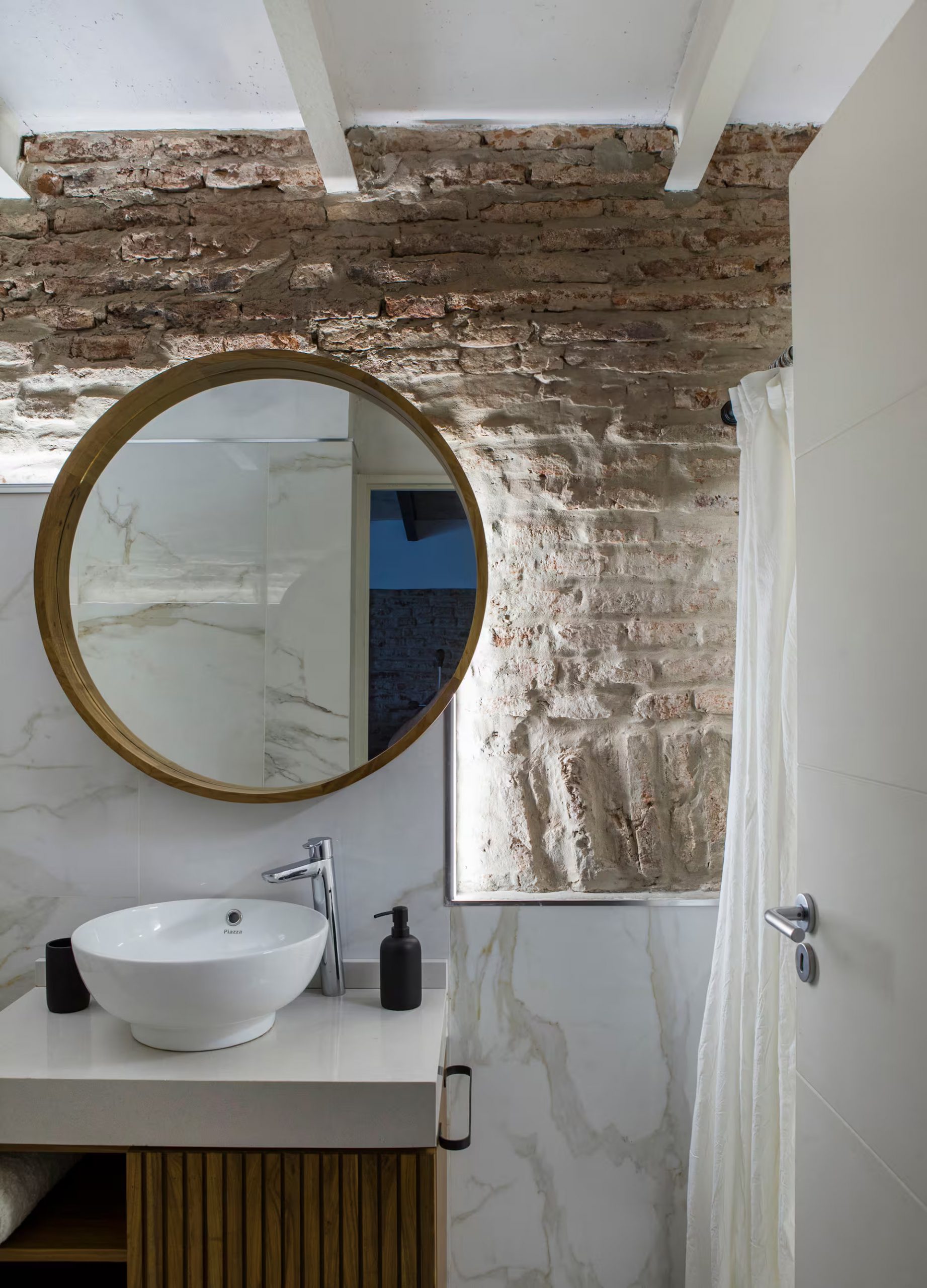 salle de bain moderne bois et marbre mur de briques anciennes salle de bain moderne bois et marbre mur de briques anciennes