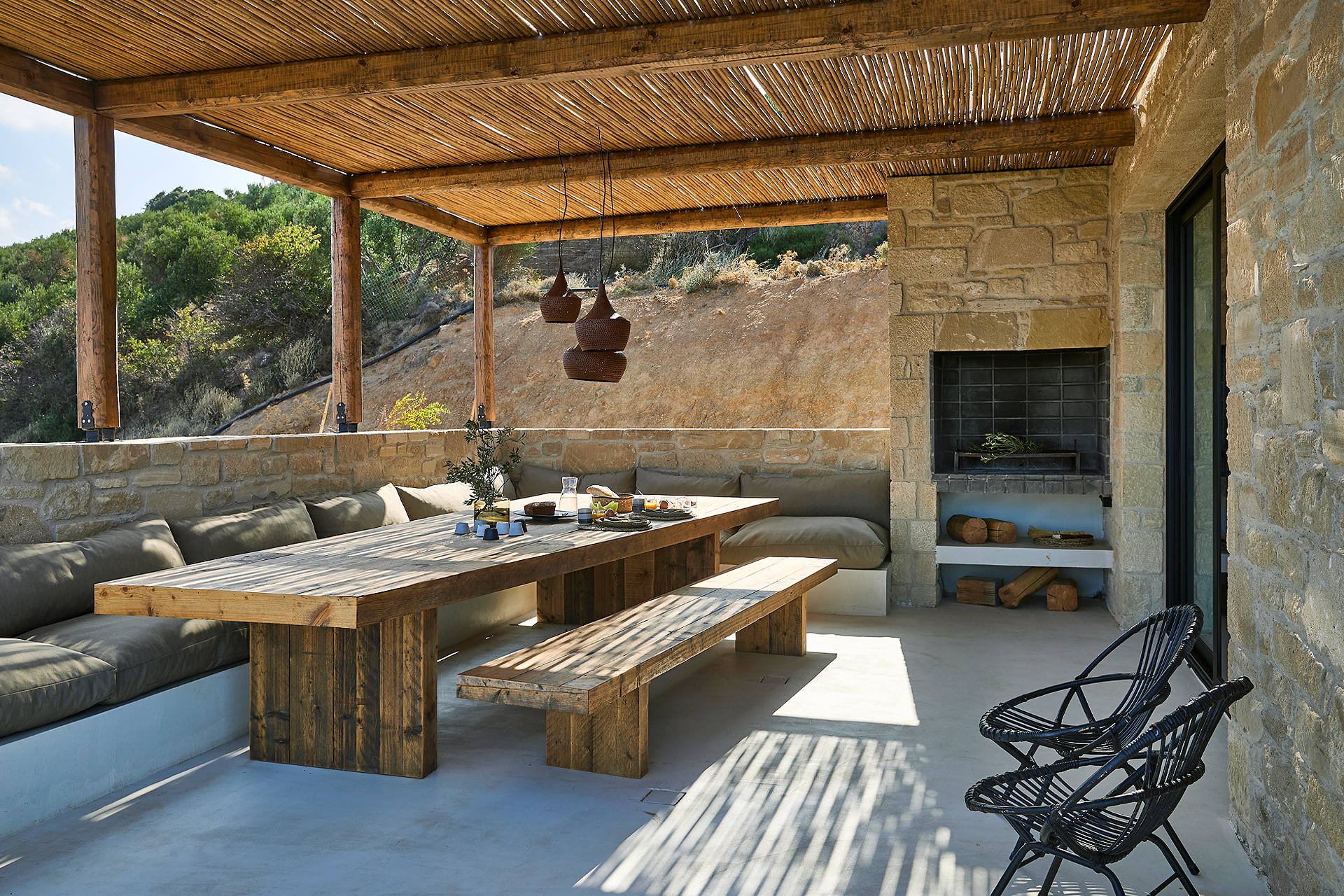 terrasse avec pergola maison contemporaine en pierres Crète Metochi Lodge avec piscine terrasse avec pergola maison contemporaine en pierres Crète Metochi Lodge avec piscine