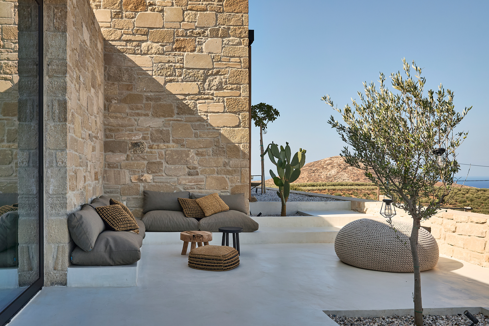 terrasse maison contemporaine en pierres Crète Metochi Lodge avec piscine terrasse maison contemporaine en pierres Crète Metochi Lodge avec piscine
