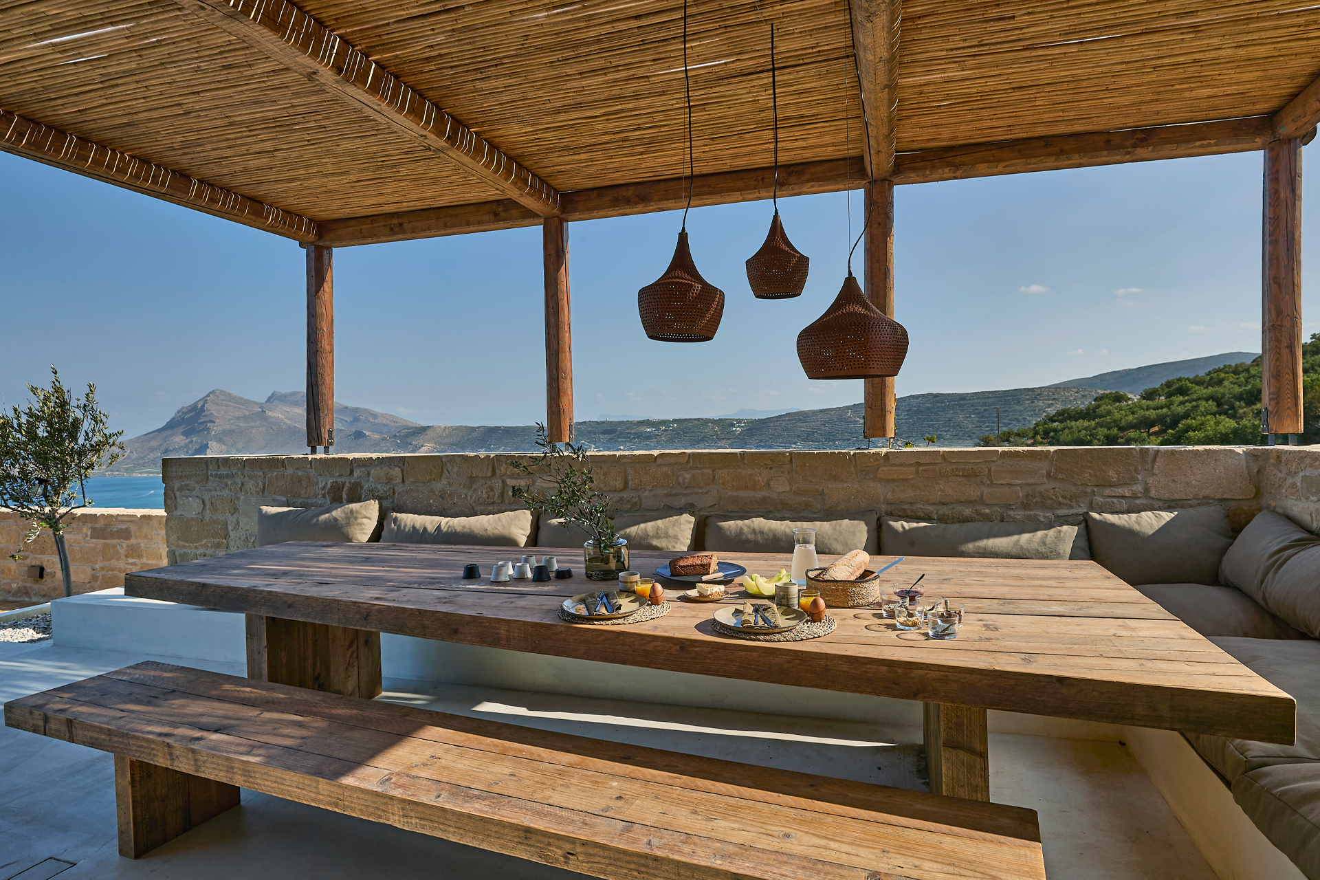 terrasse avec pergola maison contemporaine en pierres Crète Metochi Lodge avec piscine terrasse avec pergola maison contemporaine en pierres Crète Metochi Lodge avec piscine