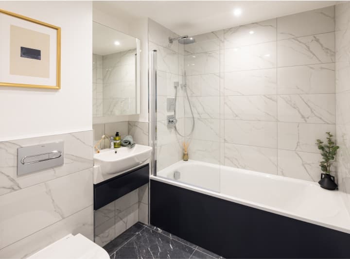 salle de bain marbre blanc et noir