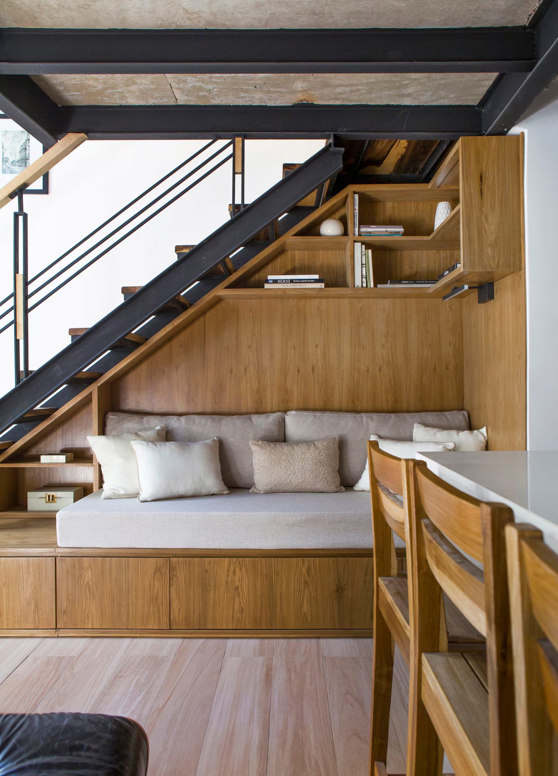 salon avec escalier acier noir et bois petit loft salon avec escalier acier noir et bois petit loft
