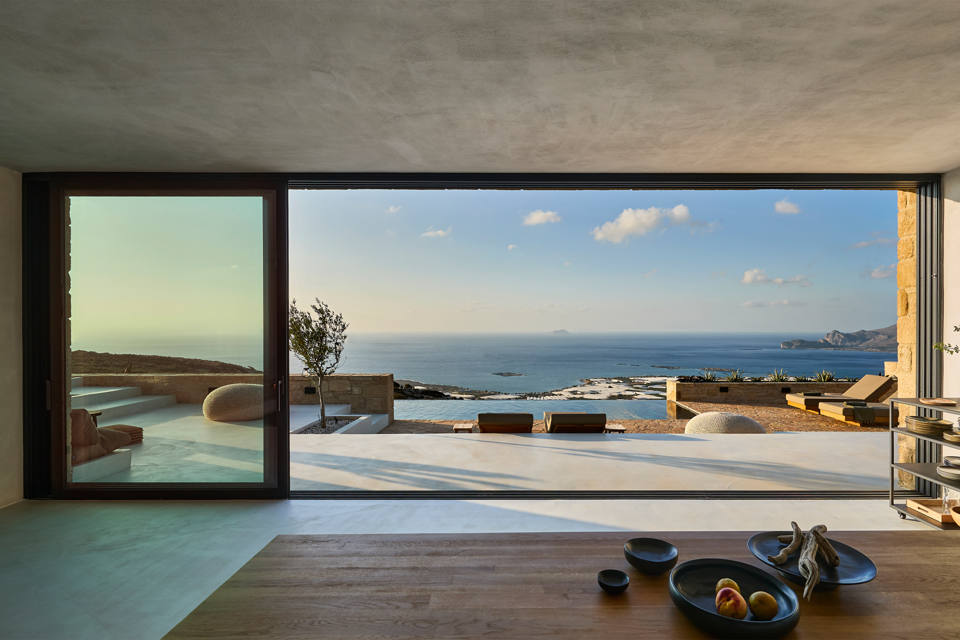 salon vue mer maison contemporaine en pierres Crète Metochi Lodge avec piscine salon vue mer maison contemporaine en pierres Crète Metochi Lodge avec piscine