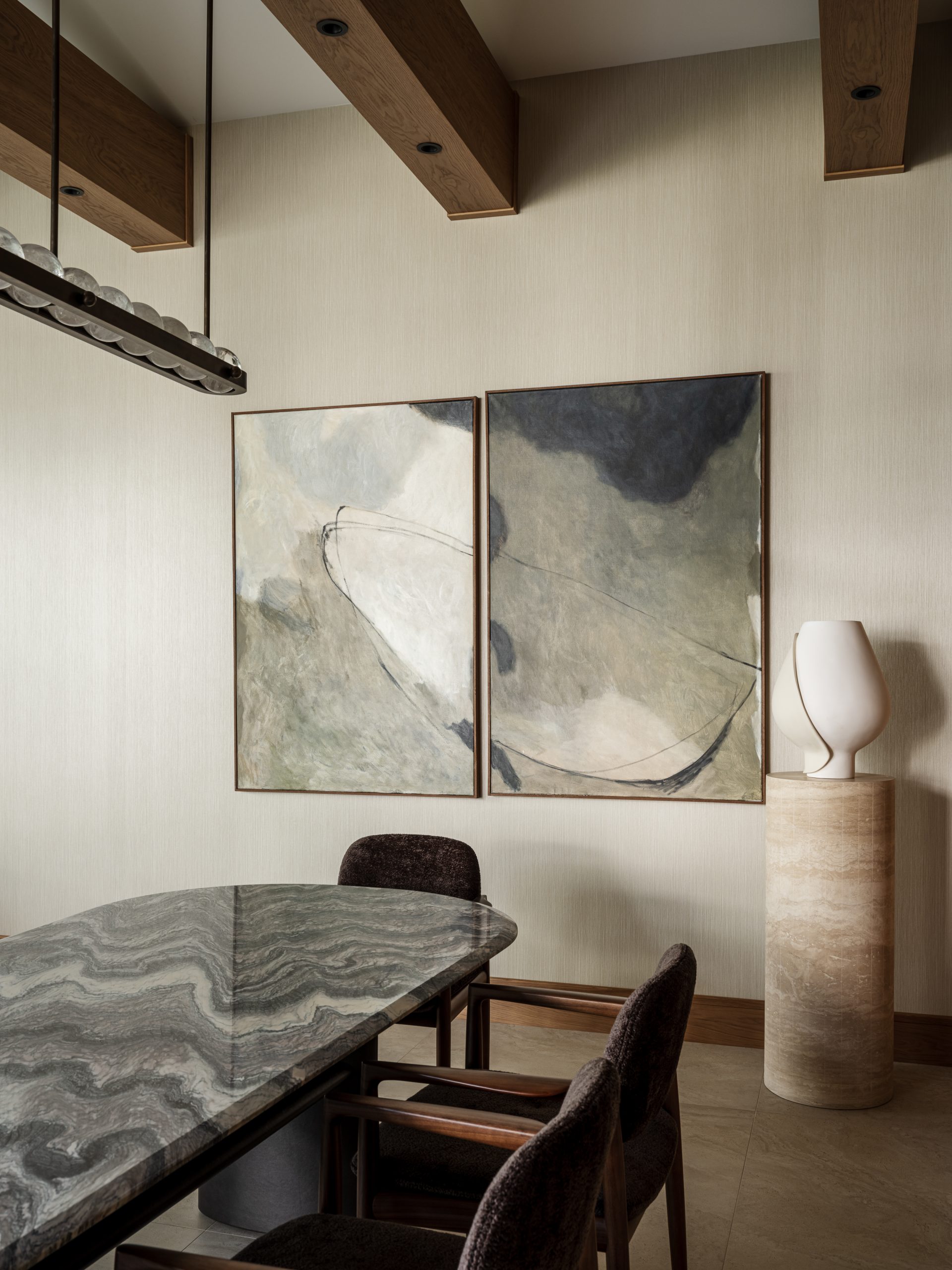 salle à manger moderne avec poutres