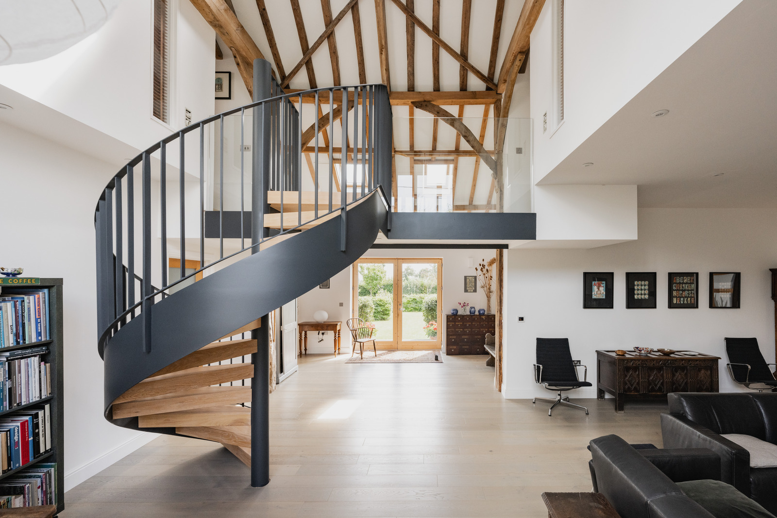salon double hauteur avec poutres et escalier grange rénovée Norfolk salon double hauteur avec poutres et escalier grange rénovée Norfolk