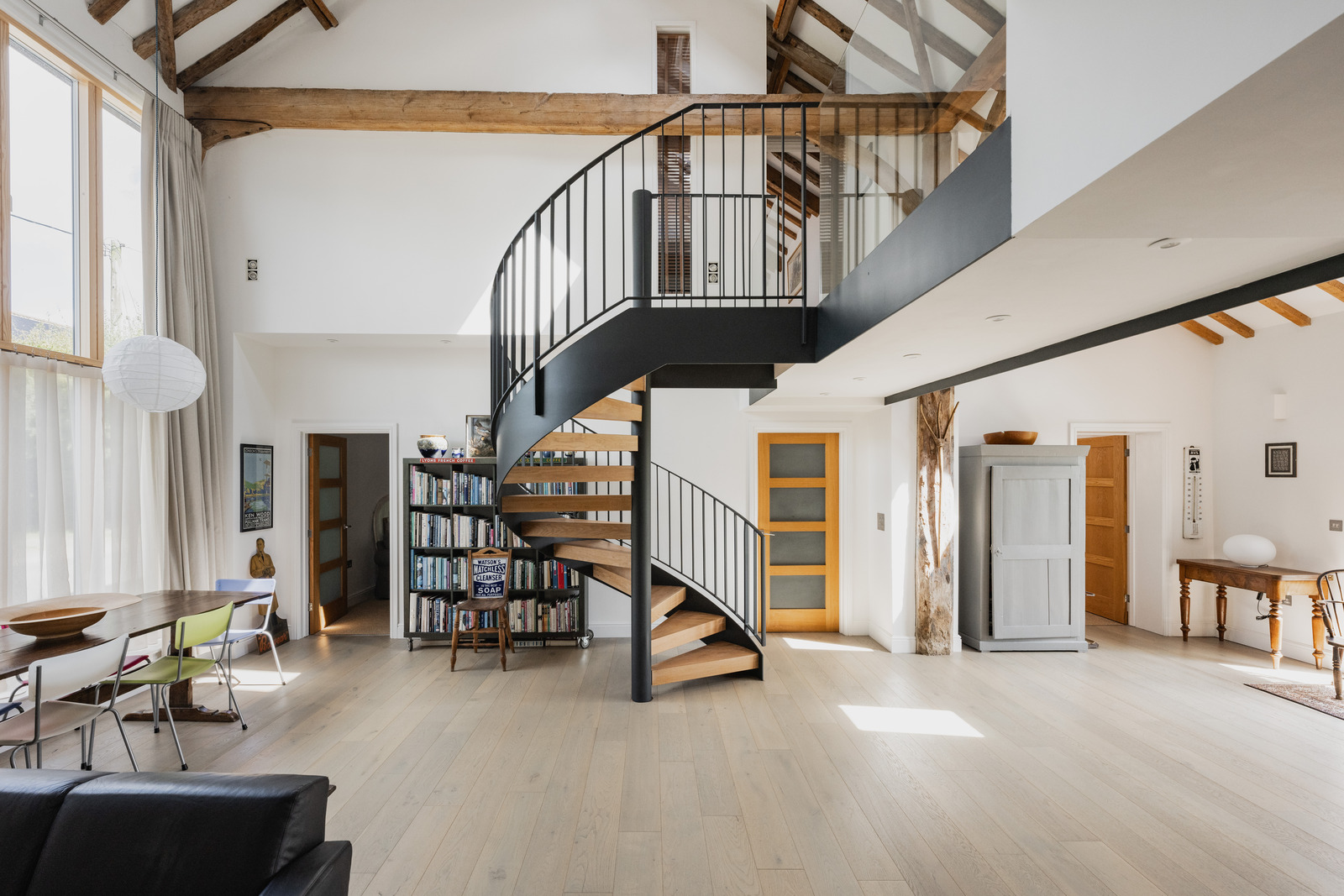 salon double hauteur avec poutres et escalier grange rénovée Norfolk salon double hauteur avec poutres et escalier grange rénovée Norfolk