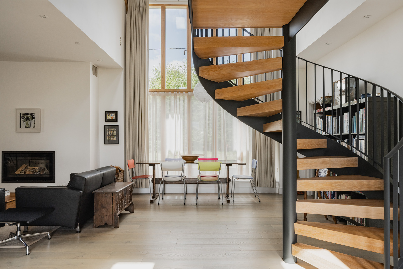 salon double hauteur avec poutres et escalier grange rénovée Norfolk salon double hauteur avec poutres et escalier grange rénovée Norfolk
