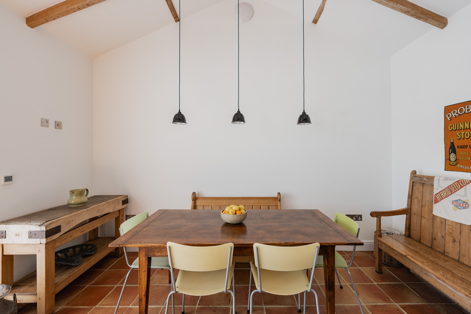 salle à manger dans cuisine avec poutres grange rénovée Norfolk salle à manger dans cuisine avec poutres grange rénovée Norfolk