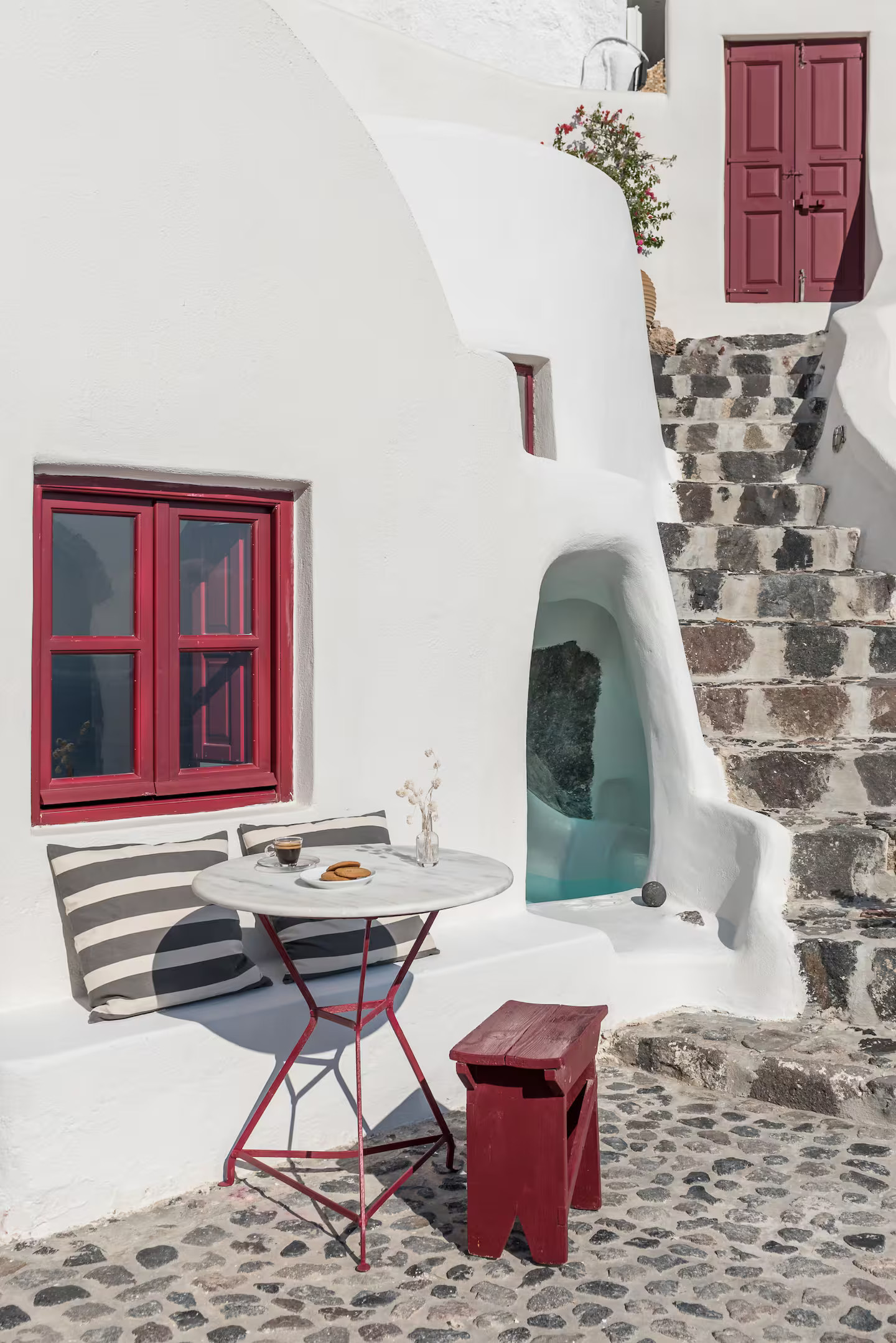terrasse maison troglodyte à Santorin