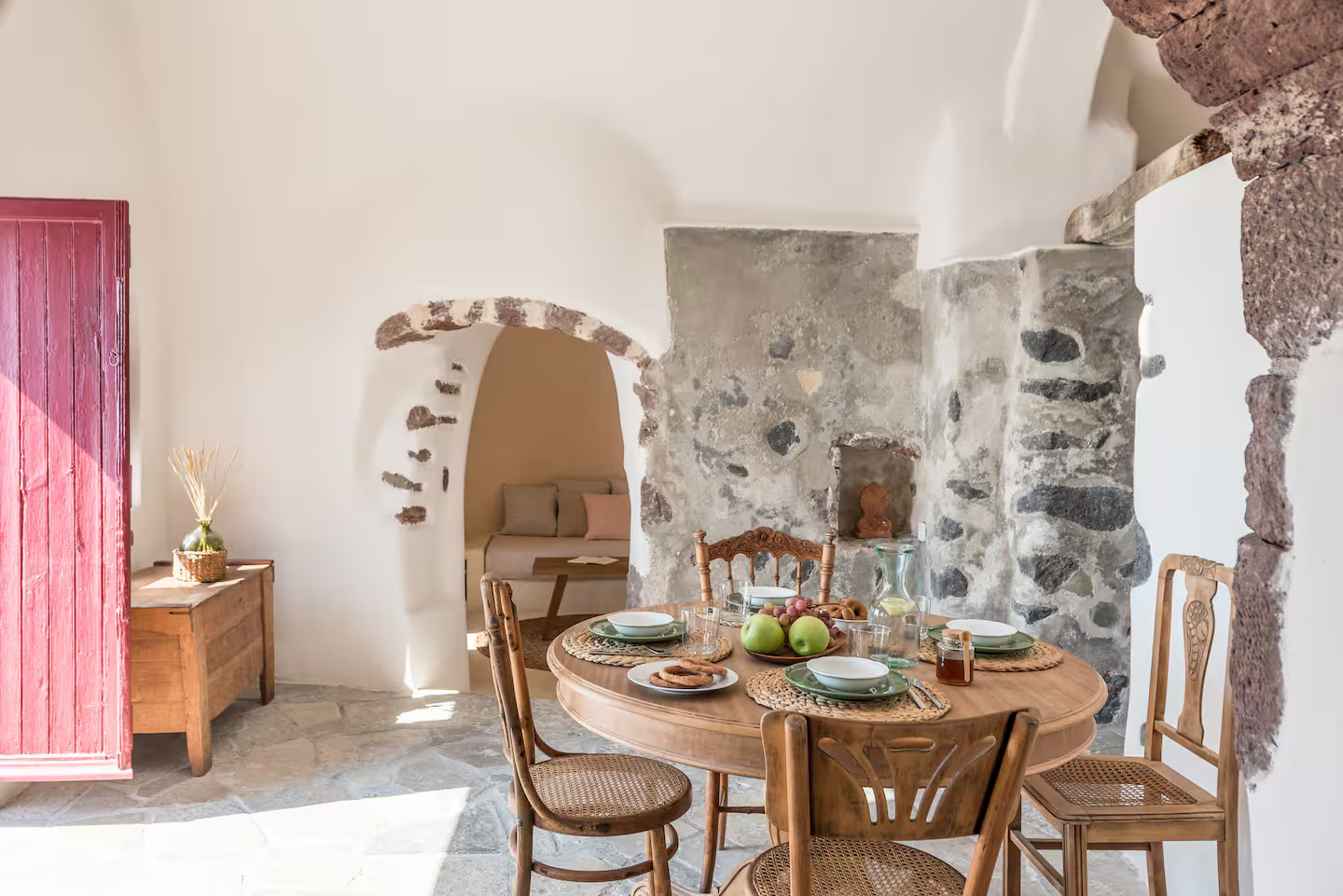 salle à manger murs pierres maison troglodyte à Santorin décoration rustique